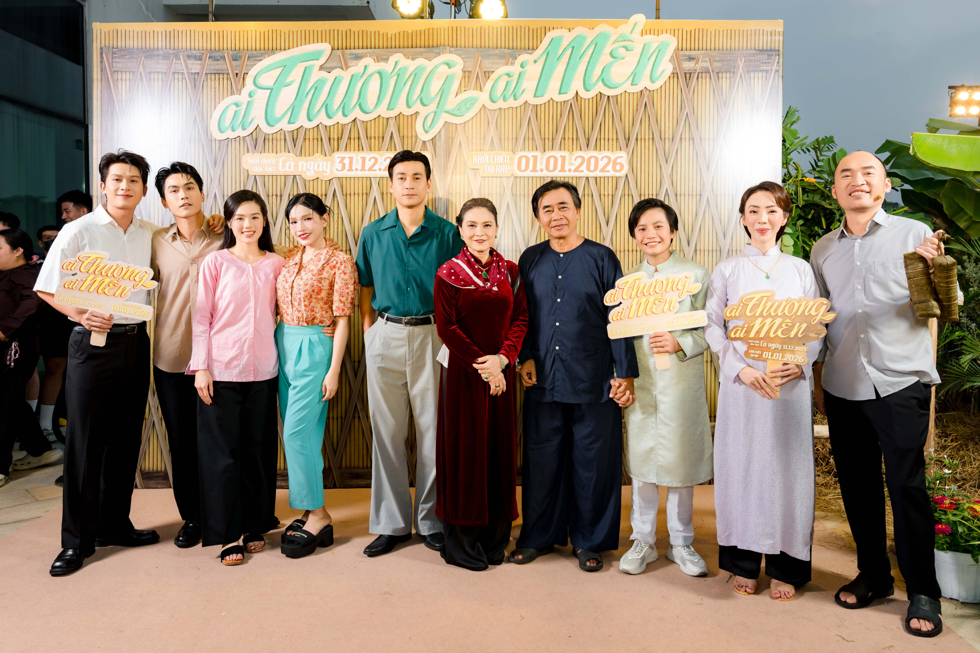 Thu Trang “chơi lớn” vác bụng bầu đến showcase tái hiện đám giỗ miền Tây chưa từng có trong điện ảnh Việt - ảnh 5