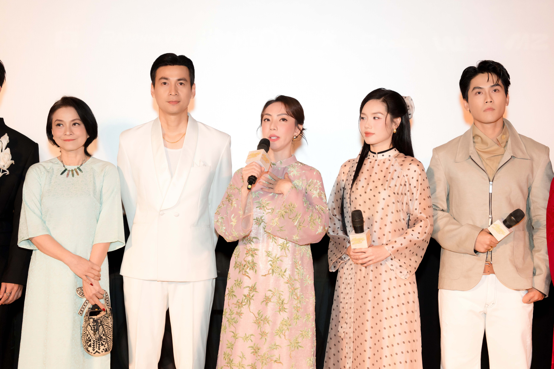 Thu Trang “chơi lớn” vác bụng bầu đến showcase tái hiện đám giỗ miền Tây chưa từng có trong điện ảnh Việt - ảnh 3