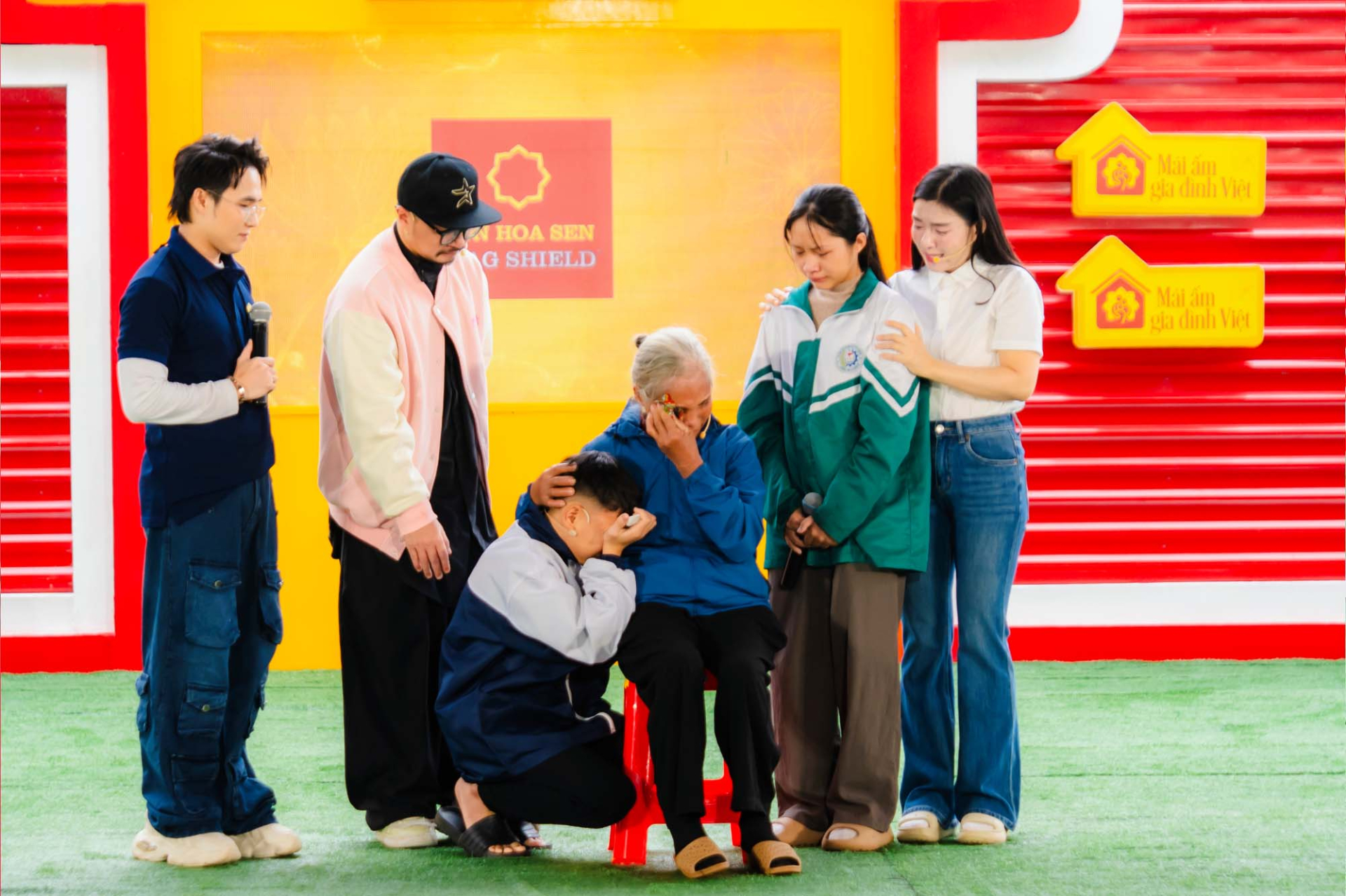 Huỳnh Lập, Hà Lê xót xa trước cảnh người bà già yếu gồng gánh nuôi hai cháu mồ côi - ảnh 3