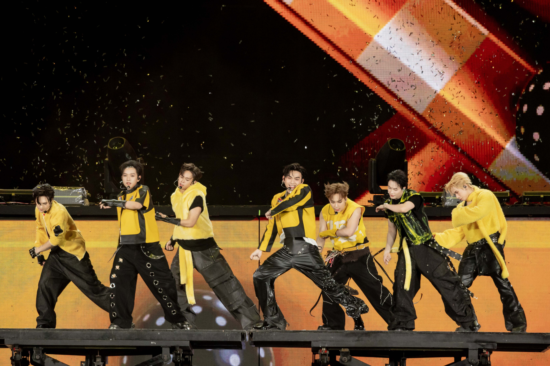 Tân Binh trình diễn Y Concert: Đẳng cấp của boyband quốc tế!  - ảnh 3