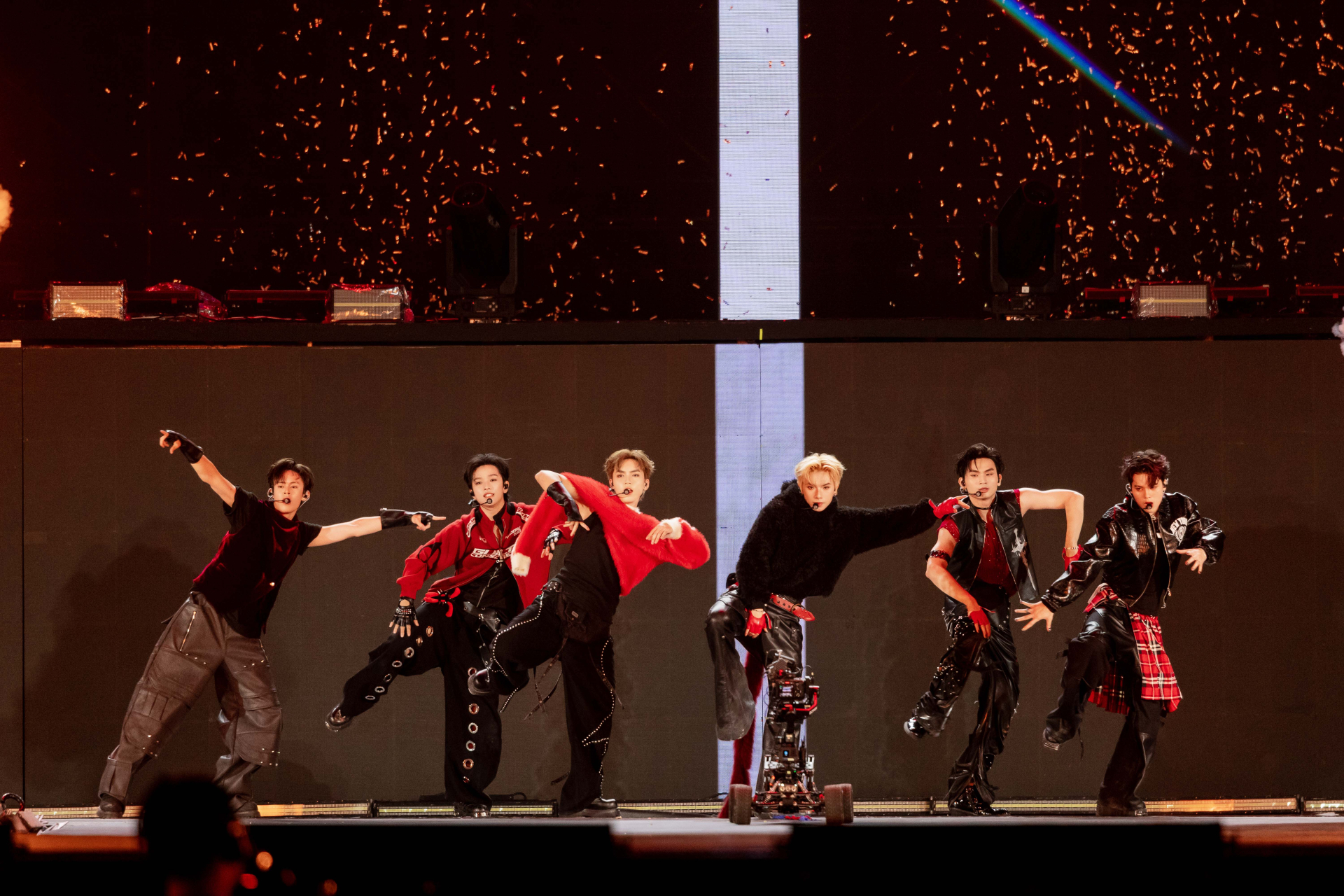 Tân Binh trình diễn Y Concert: Đẳng cấp của boyband quốc tế!  - ảnh 2