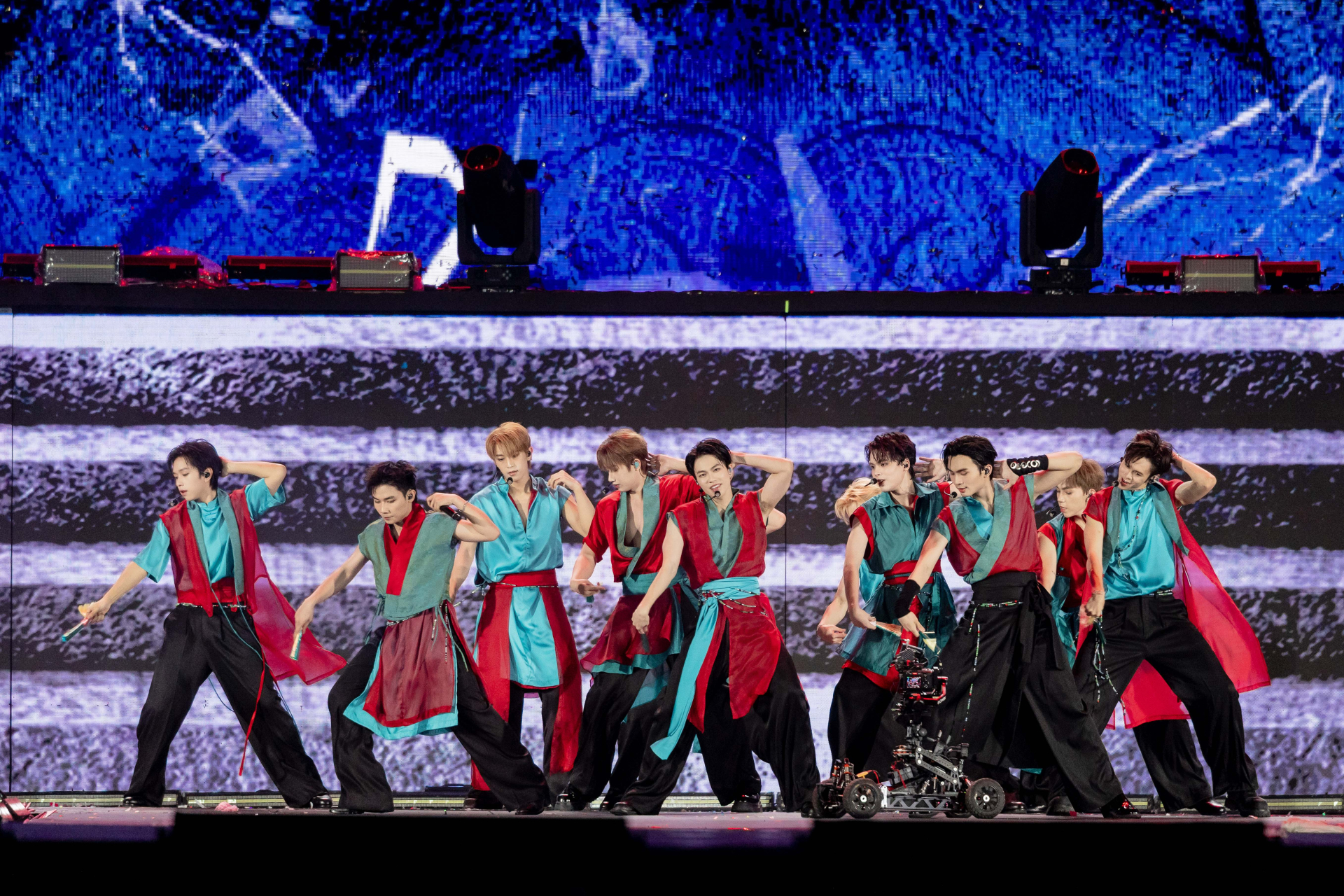 Tân Binh trình diễn Y Concert: Đẳng cấp của boyband quốc tế!  - ảnh 5