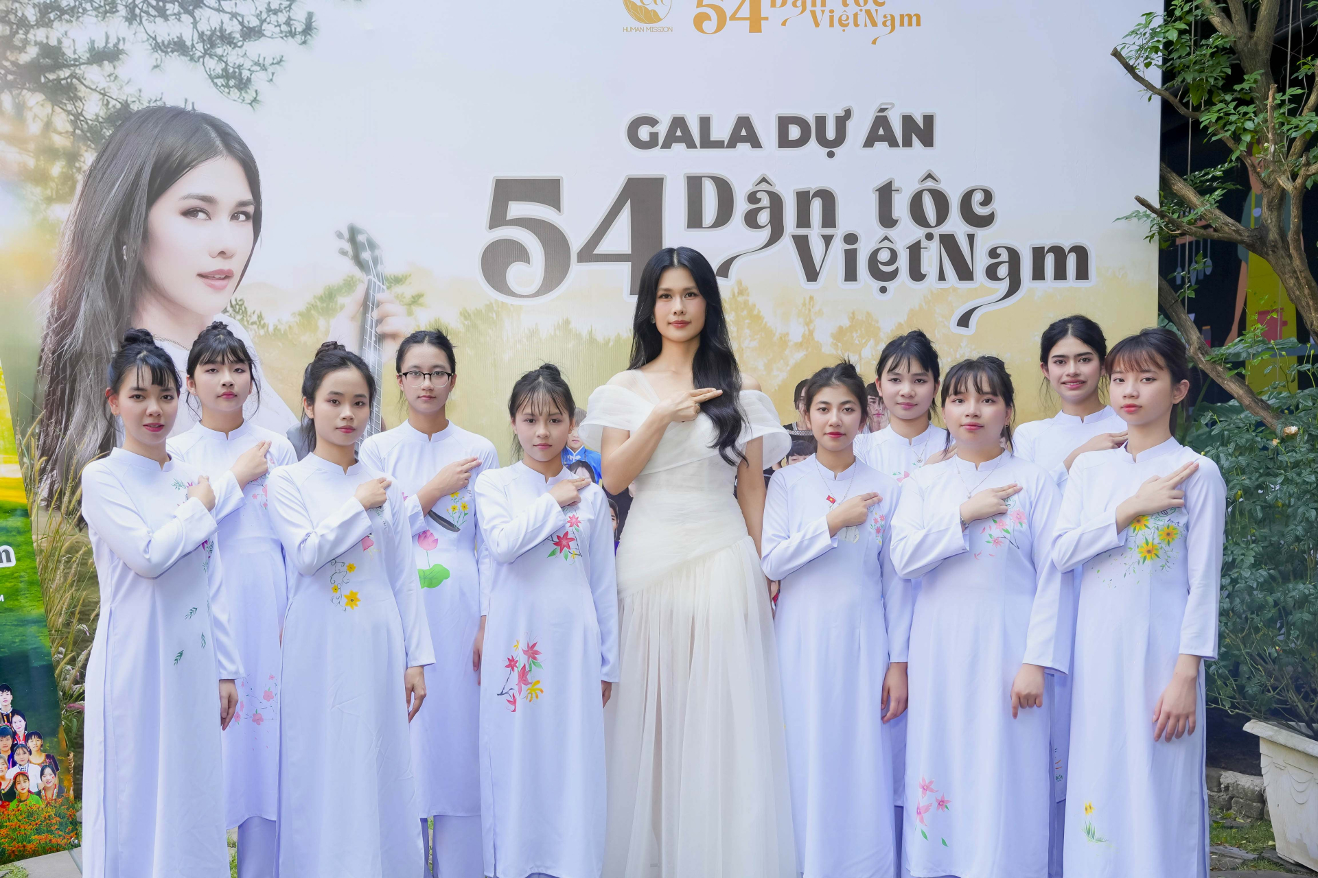 Phúc Anh đấu giá bức tranh “Hoa sen 54 dân tộc Việt Nam” vừa được xác lập kỷ lục! - ảnh 1