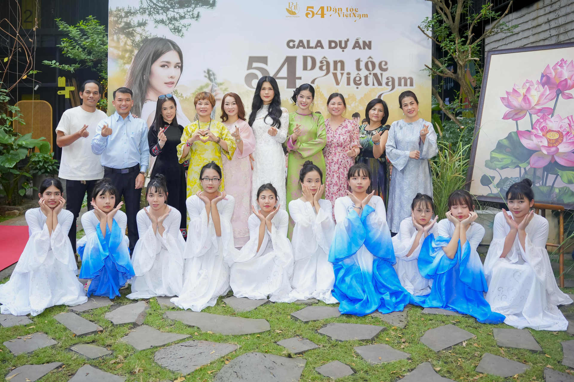 Phúc Anh đấu giá bức tranh “Hoa sen 54 dân tộc Việt Nam” vừa được xác lập kỷ lục! - ảnh 3