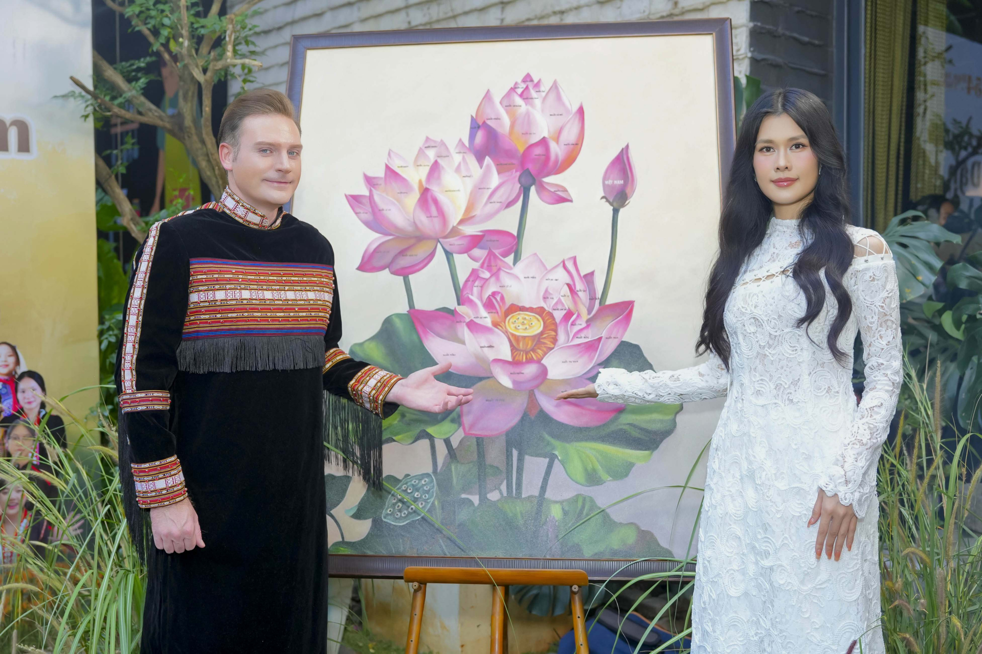 Phúc Anh đấu giá bức tranh “Hoa sen 54 dân tộc Việt Nam” vừa được xác lập kỷ lục! - ảnh 4