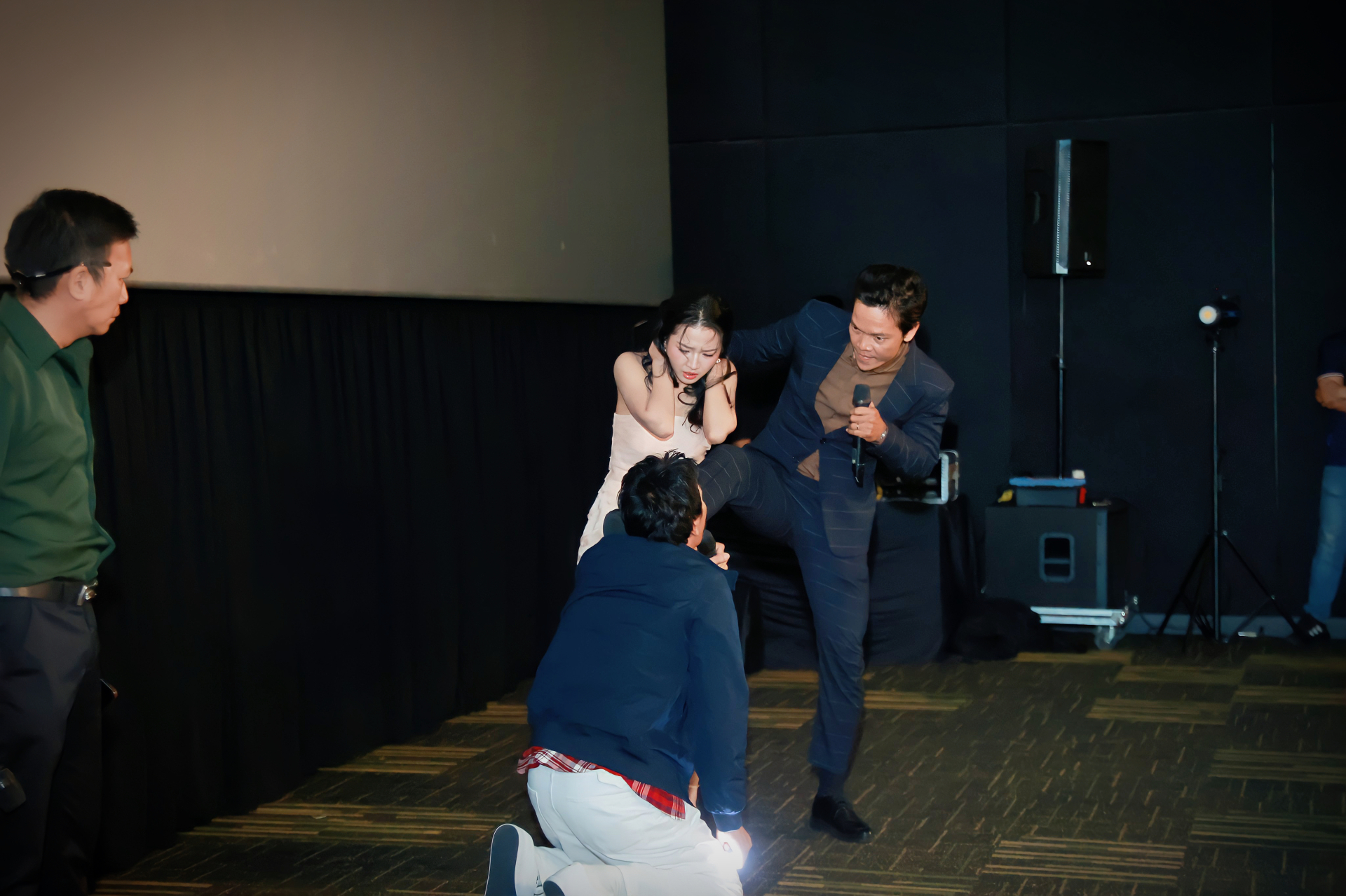 Dàn cast tái hiện 1 phân đoạn căng thẳng trong phim