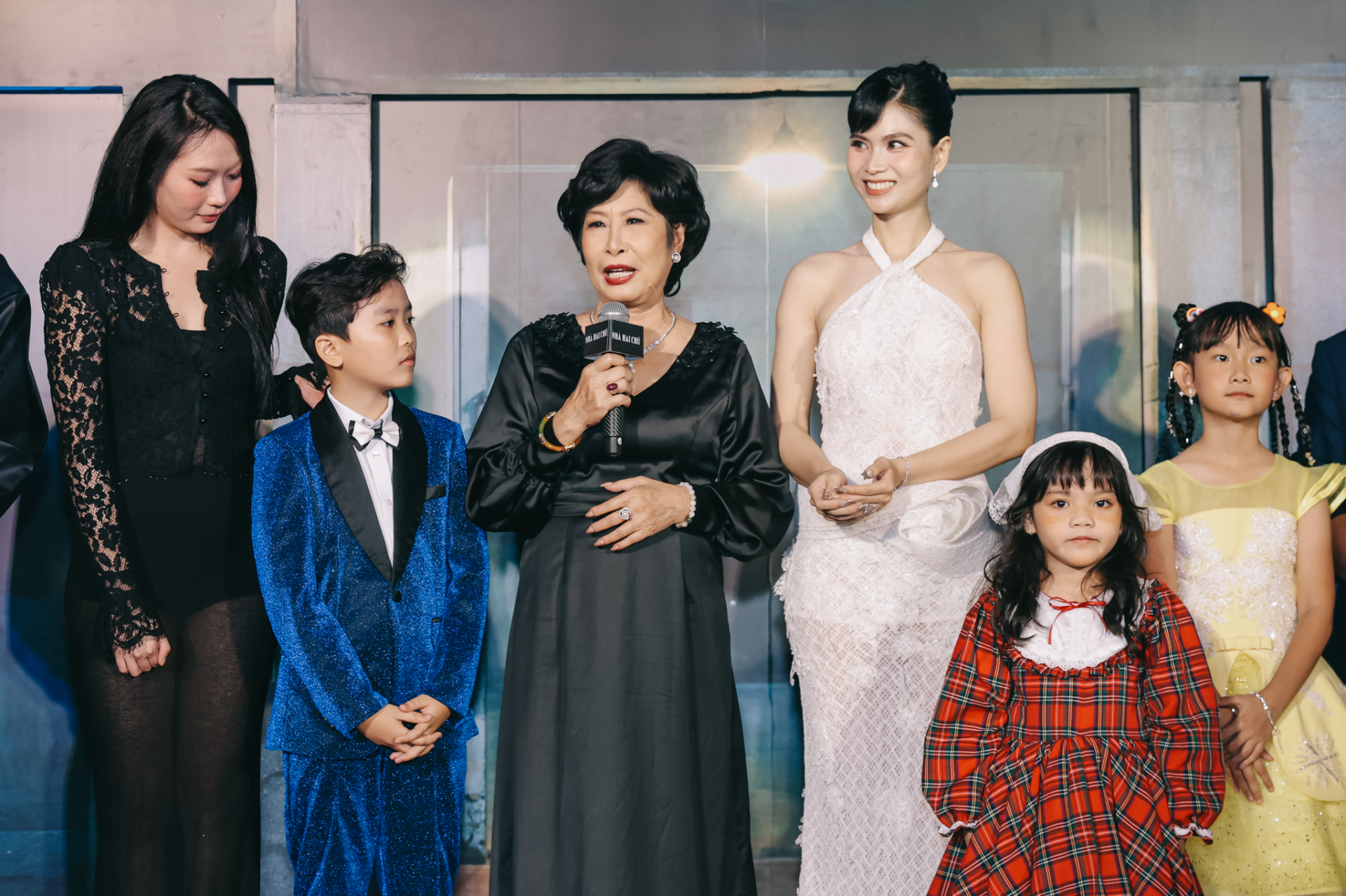 Phương Thanh hát live OST 'Nhà hai chủ' tại thảm đỏ ra mắt phim - ảnh 1