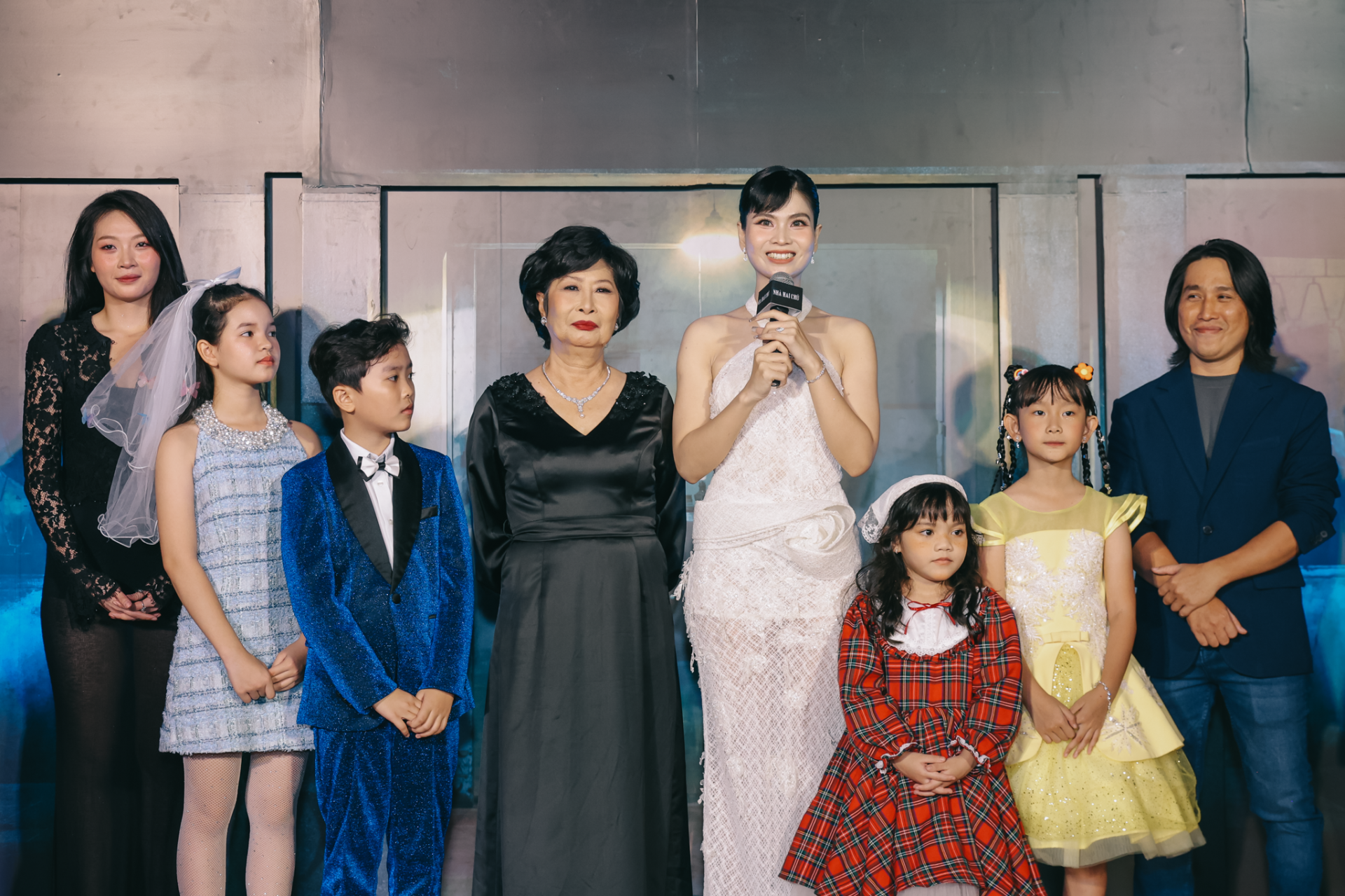 Phương Thanh hát live OST 'Nhà hai chủ' tại thảm đỏ ra mắt phim - ảnh 4