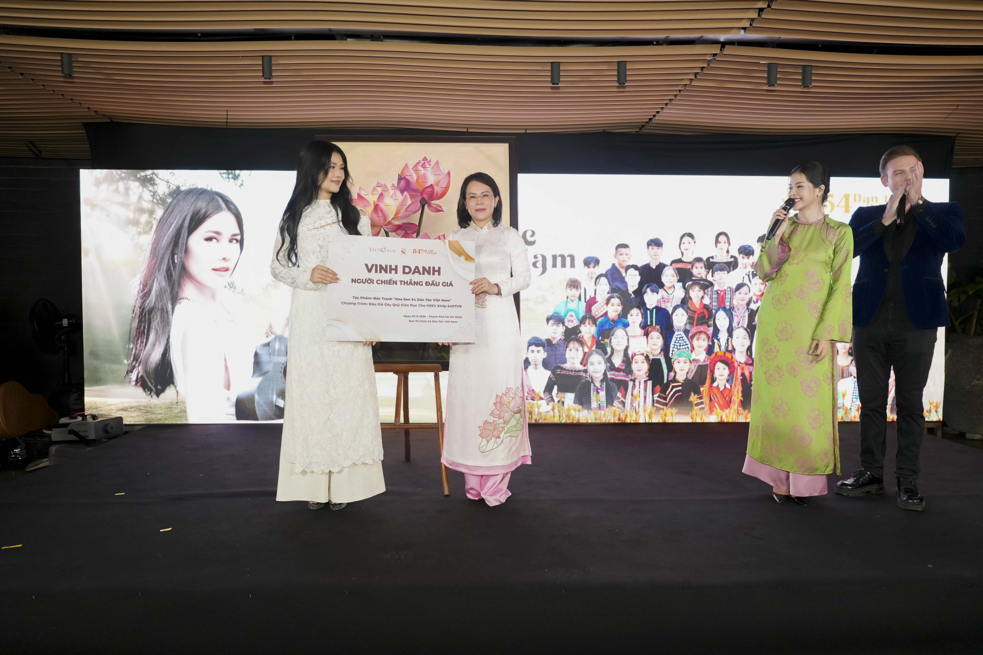 Phúc Anh đấu giá bức tranh “Hoa sen 54 dân tộc Việt Nam” vừa được xác lập kỷ lục! - ảnh 2