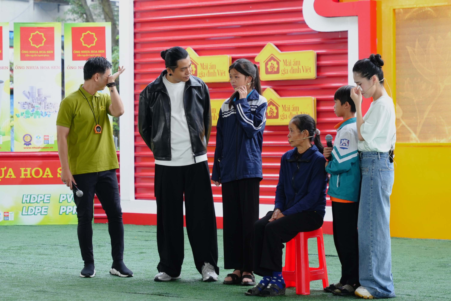 Thành Trung không kìm được nước mắt trước câu hỏi xé lòng của bé gái mồ côi: “Mẹ có thể về nuôi con không?” - ảnh 2