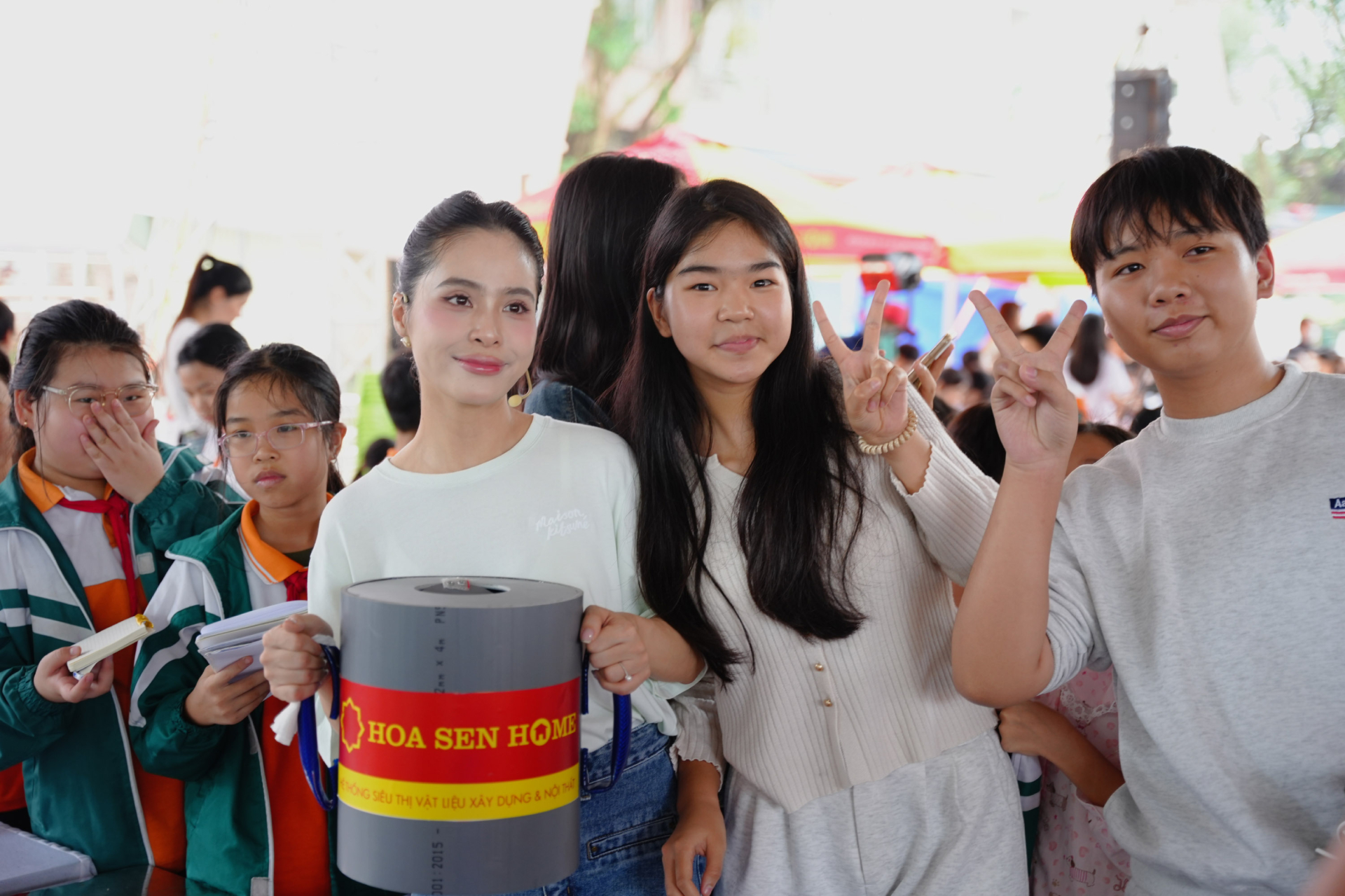 Thành Trung không kìm được nước mắt trước câu hỏi xé lòng của bé gái mồ côi: “Mẹ có thể về nuôi con không?” - ảnh 3