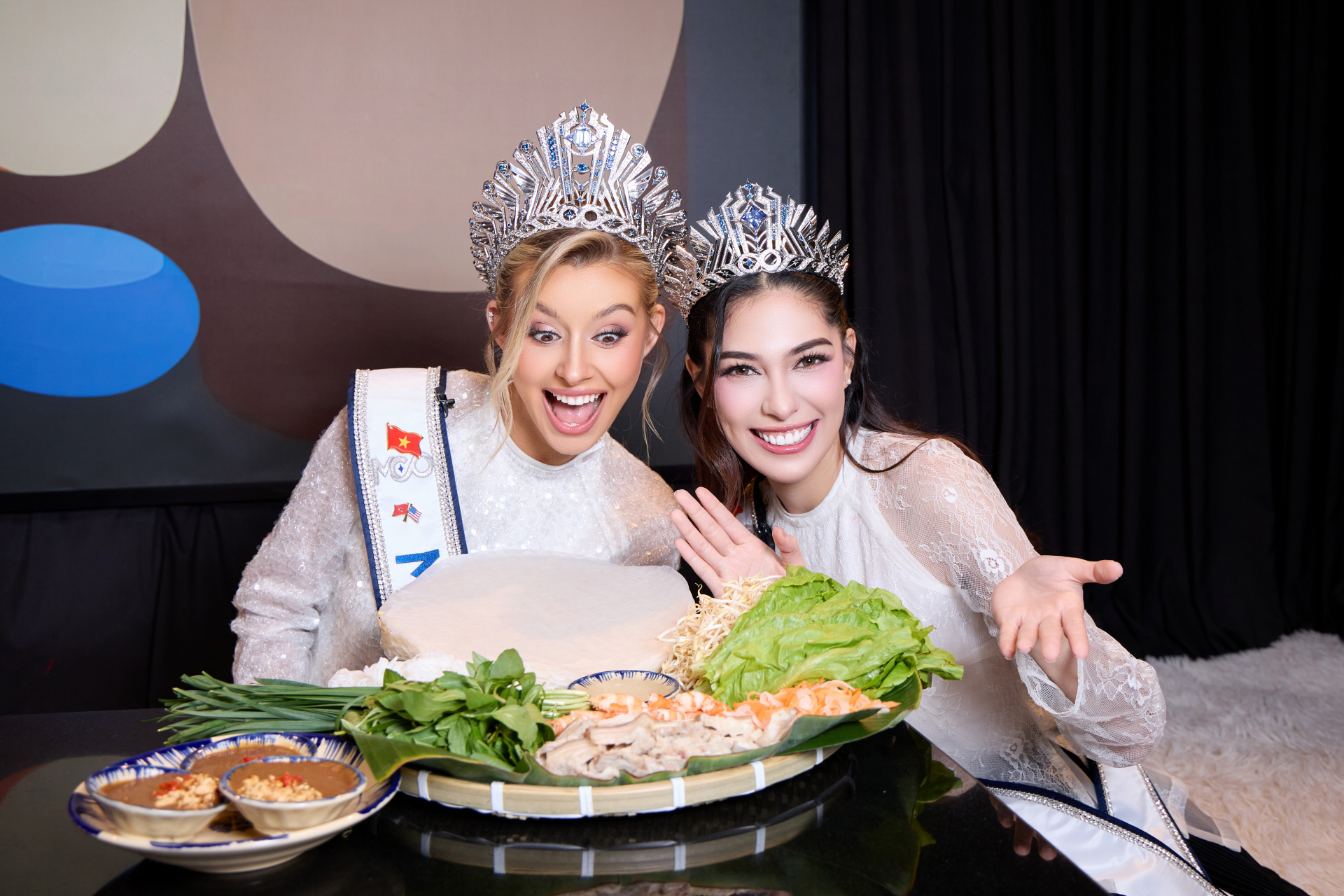 2 nàng hậu thích thú với ẩm thực Việt