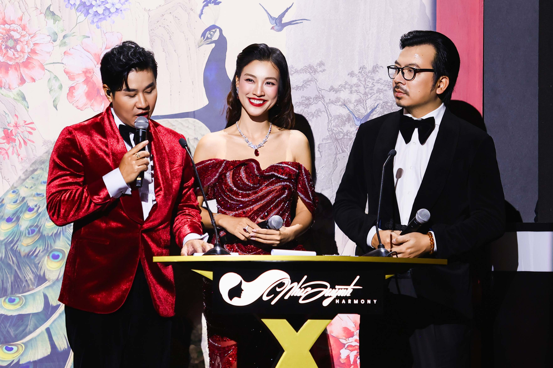 Đại nhạc hội với sự dẫn dắt của 3 MC: Cù Trọng Xoay - Hoàng Oanh - Nguyên Khang. 