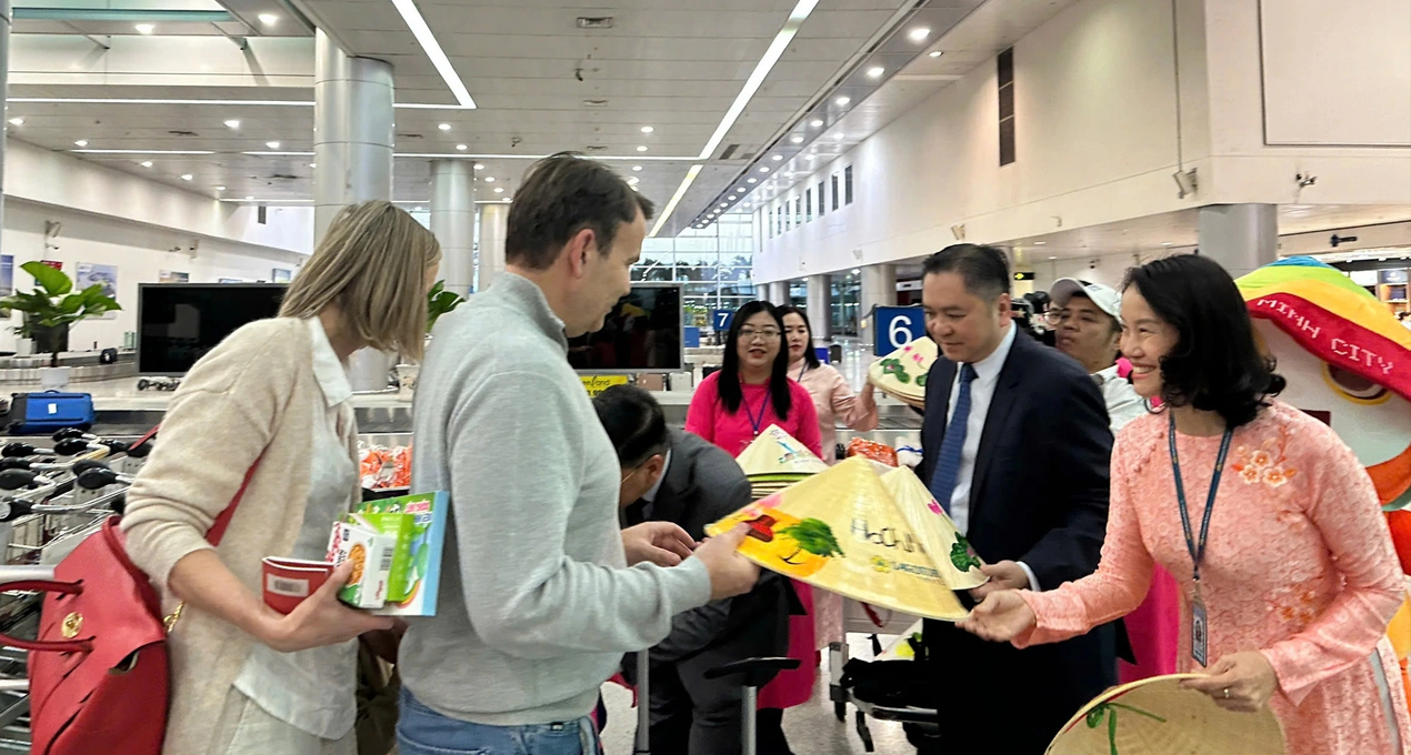 Rộn ràng đón đoàn khách quốc tế đầu tiên 'xông đất' TP.HCM năm 2026 - ảnh 2