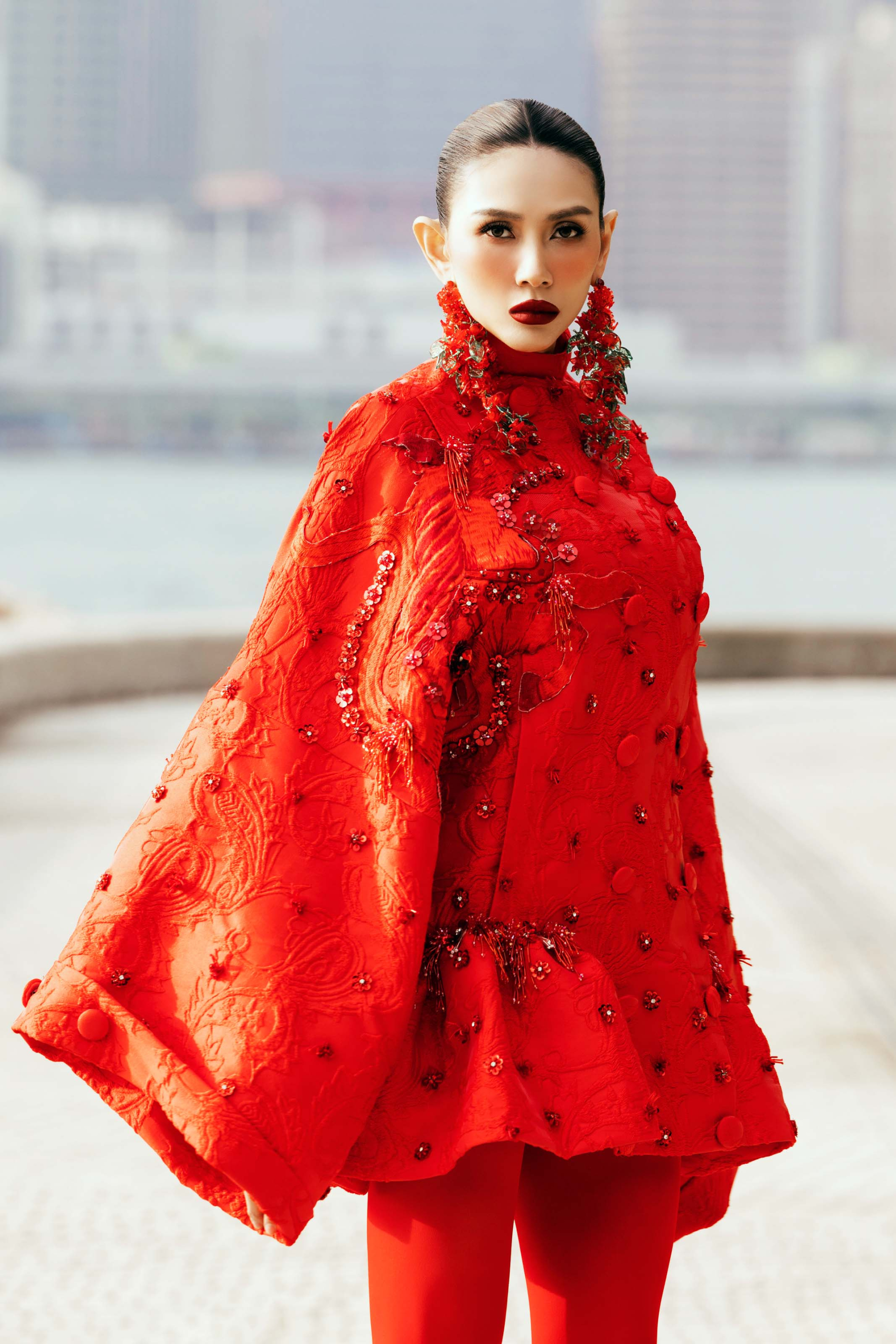 Võ Hoàng Yến làm vedette trong show diễn ra mắt Bộ sưu tập Holiday 2026 'Tình Ca' tại Hong Kong' của 2 NTK VUNGOC&SON - ảnh 4