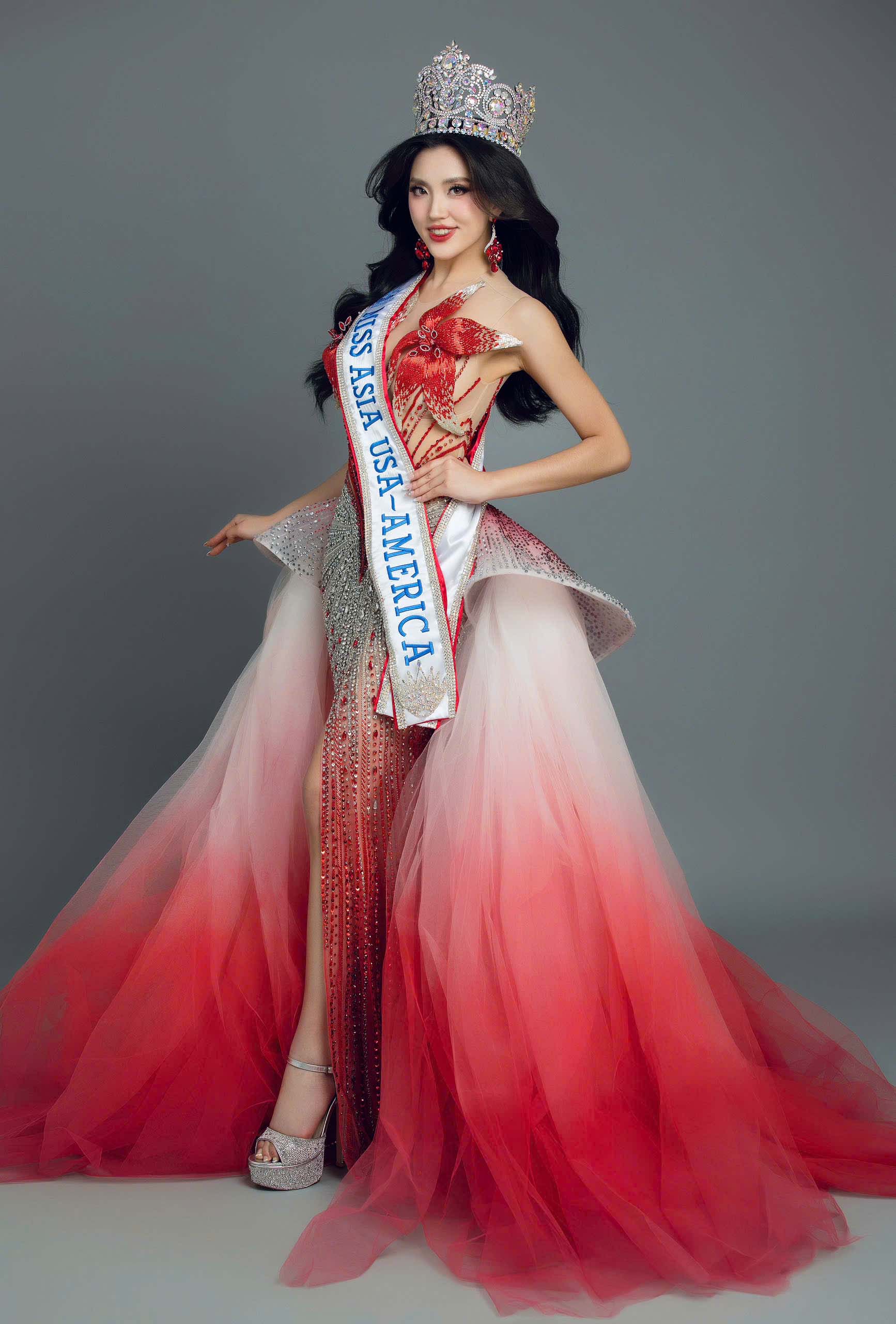 Ở tuổi 18, cô không chỉ gây ấn tượng bởi vẻ đẹp sắc sảo mà còn khiến công chúng ngưỡng mộ nhờ thành tích học tập 'khủng' tại ngôi trường danh giá University of Southern California (USC).