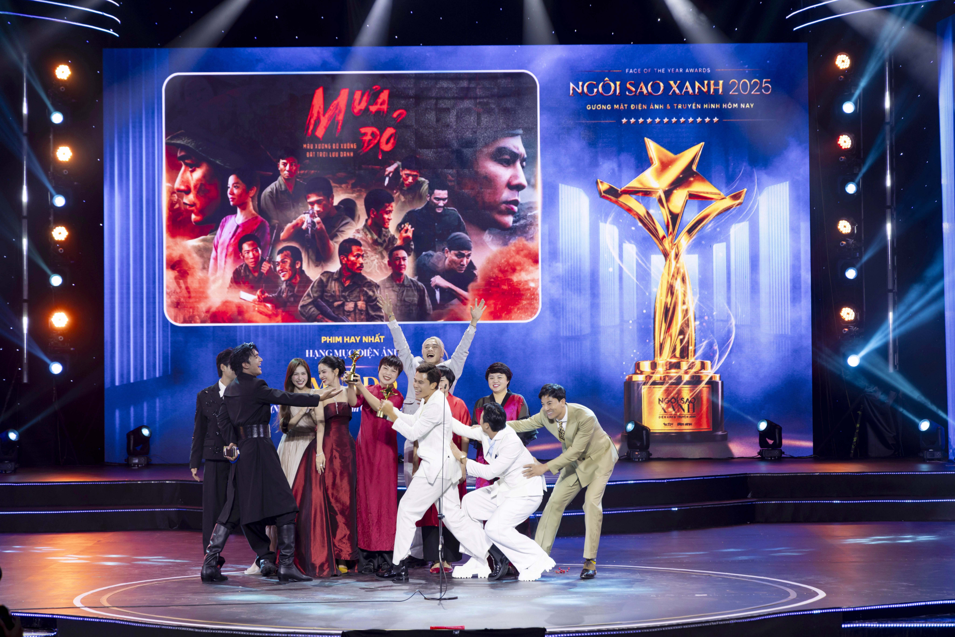 Mưa đỏ thắng lớn, Duy Khánh và Lâm Vỹ Dạ chung niềm vui diễn viên được yêu thích nhất hạng mục không gian mạng' - ảnh 2