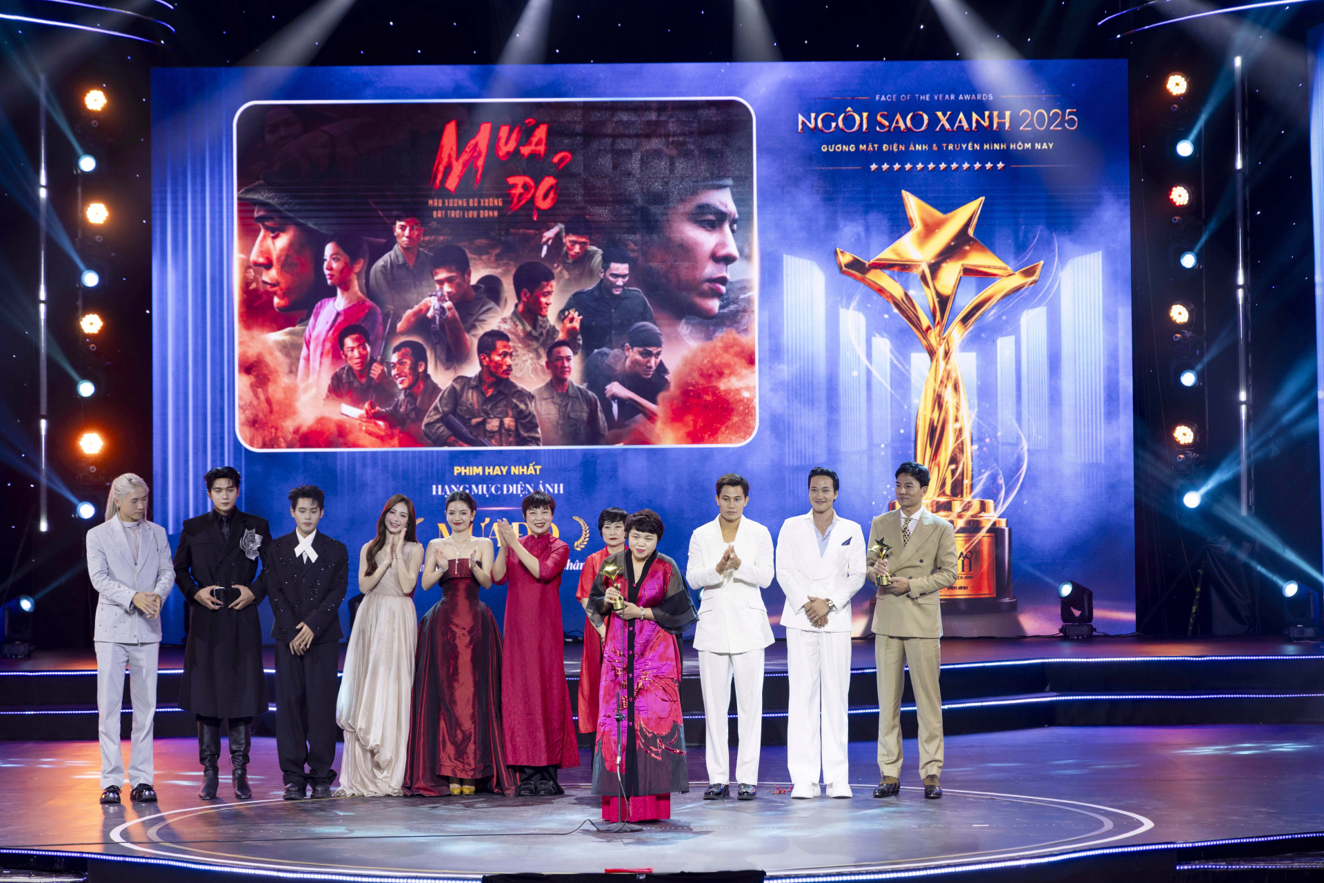 Mưa đỏ thắng lớn, Duy Khánh và Lâm Vỹ Dạ chung niềm vui diễn viên được yêu thích nhất hạng mục không gian mạng' - ảnh 1