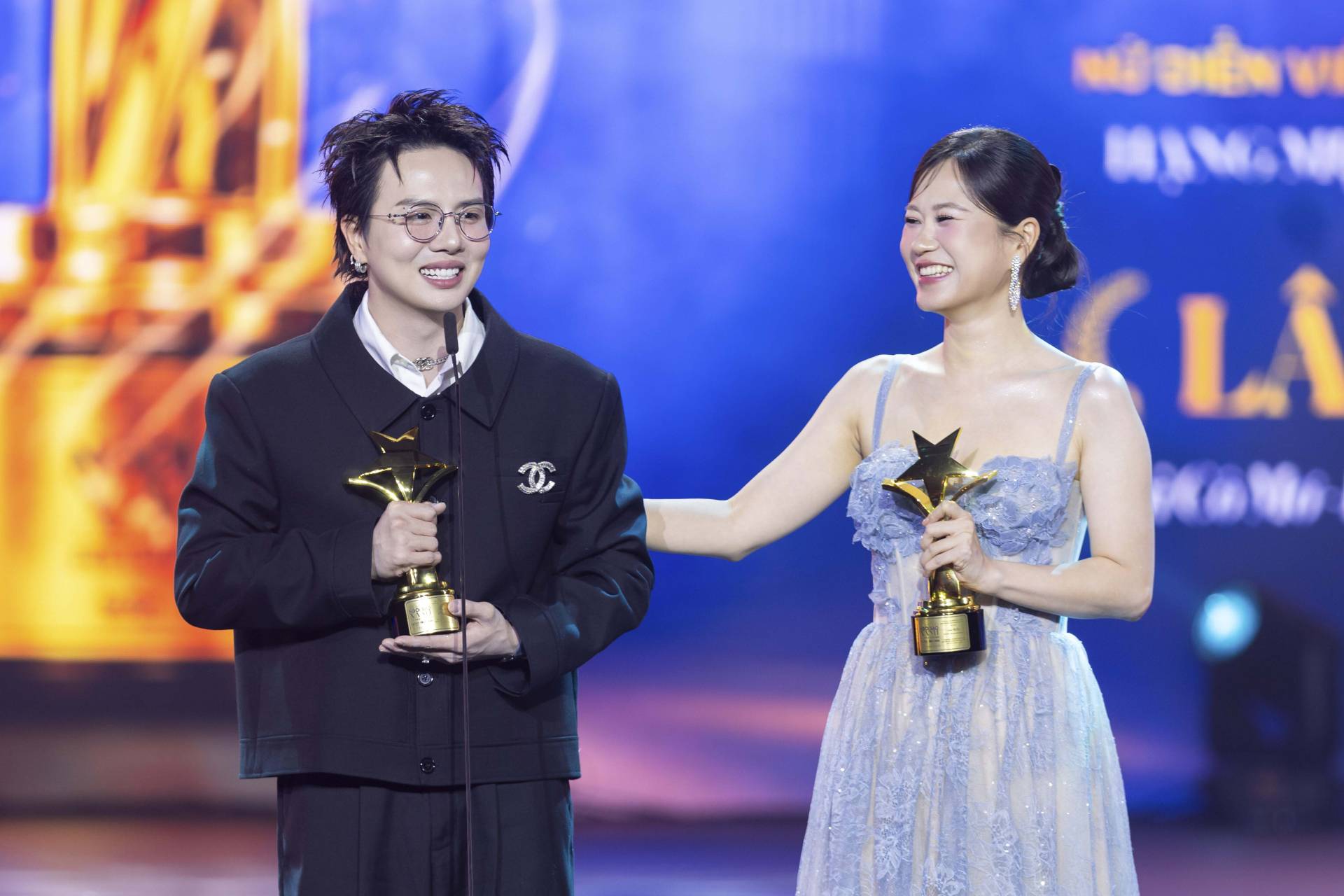 Diễn viên Duy Khánh và Lâm Vỹ Dạ chung niềm vui khi được gọi tên 'Nam/Nữ diễn viên được yêu thích nhất hạng mục không gian mạng'.