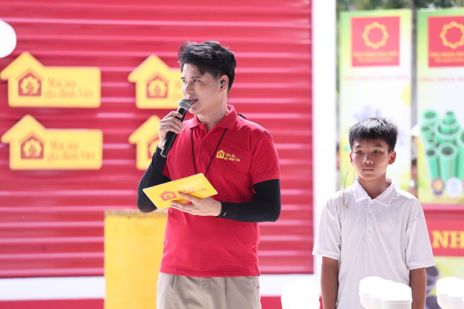 Vũ Mạnh Cường từ MC chính luận đến thành công khi dẫn dắt ở 2 chương trình nhân văn lấy nước mắt người xem - ảnh 2