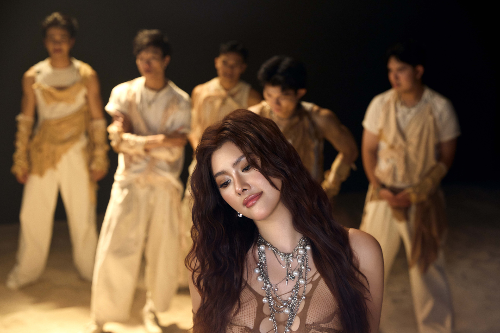 Showbiz Việt có 1 chân dài 1m82 debut làm ca sĩ - ảnh 3