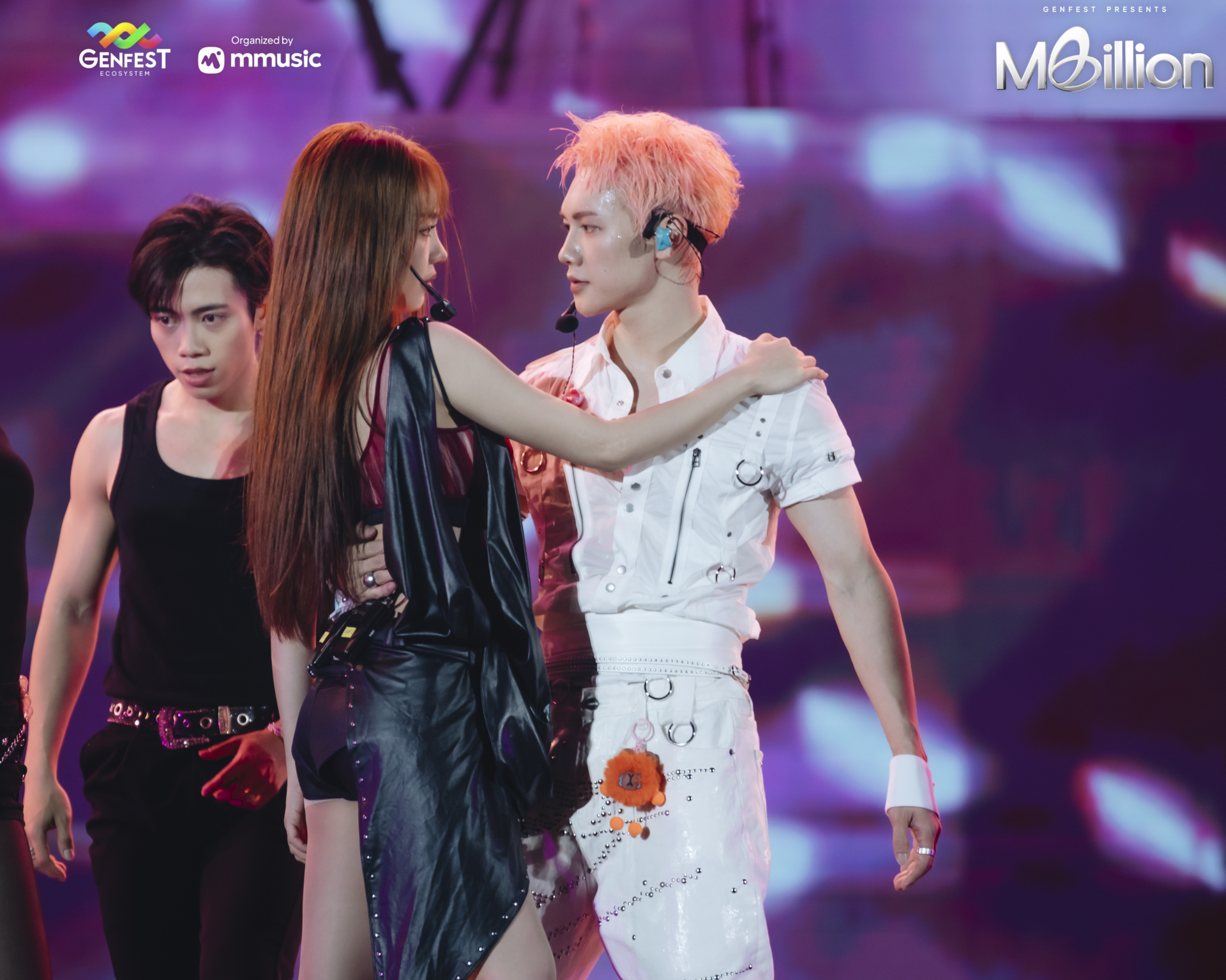 Đông Nhi- Phùng Khánh Linh lần đầu kết hợp, đem không khí Tết cổ truyền đến sân khấu GENfest Presents MBILLION - ảnh 4