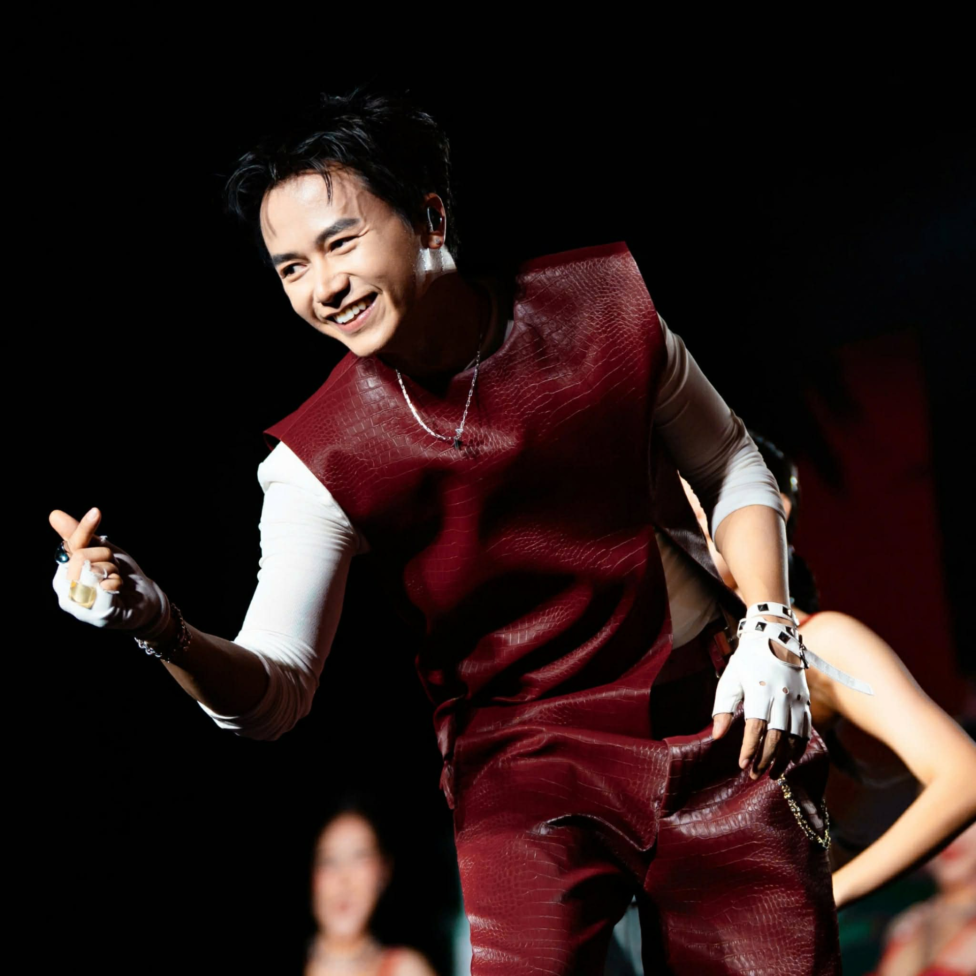 Bùi Công Nam mang hit  'Những ngày trời bao la' hòa giọng với hơn 12.000 khán giả AirAsia THE NEXT Live Concert - ảnh 1