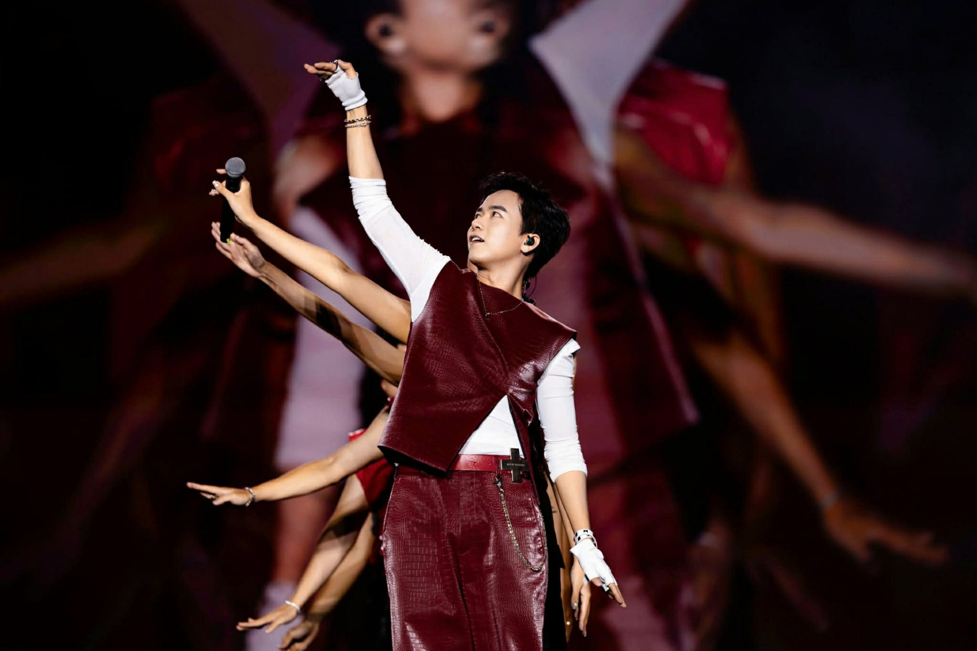 Bùi Công Nam mang hit  'Những ngày trời bao la' hòa giọng với hơn 12.000 khán giả AirAsia THE NEXT Live Concert - ảnh 2