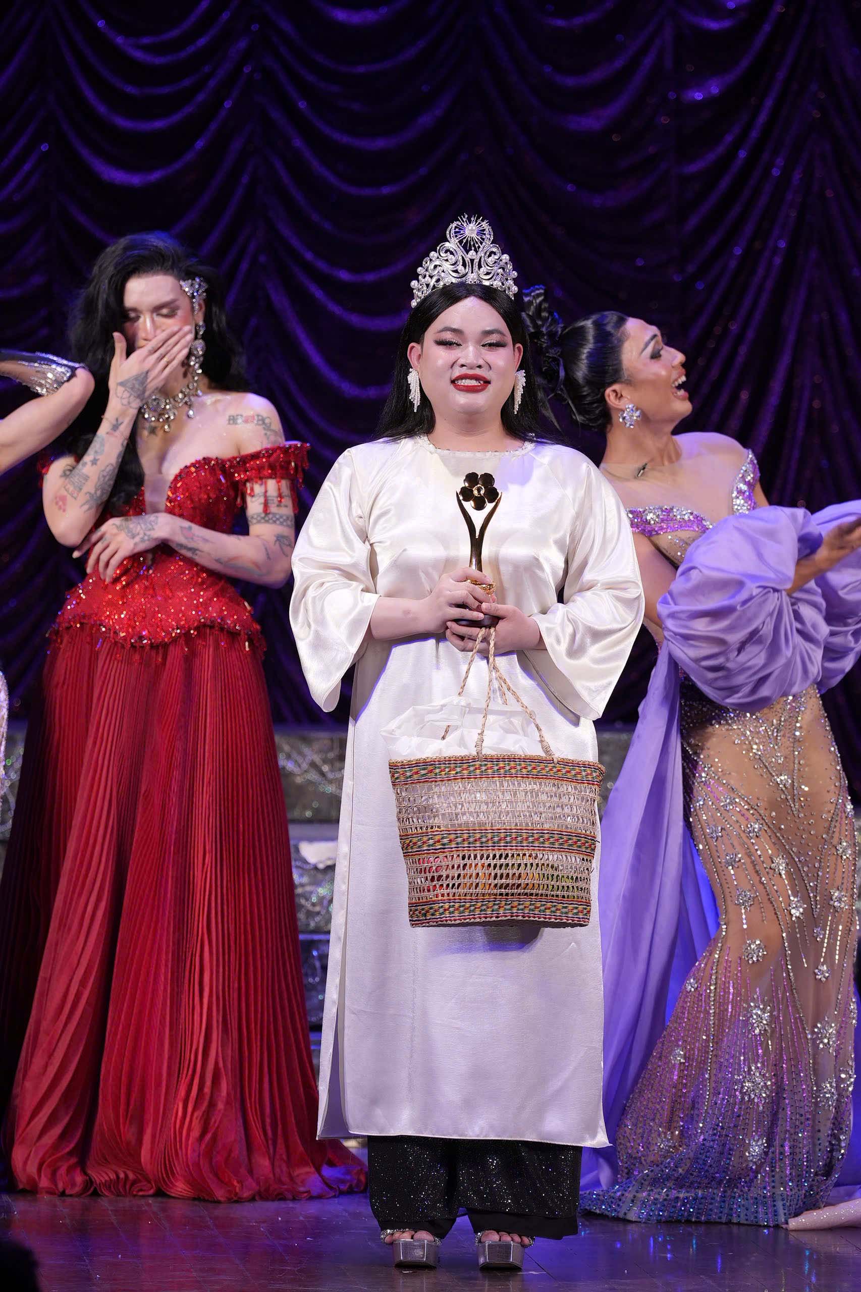 Bé 7 - Người đứng sau vở kịch “Đảo Hoa Hậu” vừa đạt giải Mai Vàng 2025 là ai? - ảnh 1