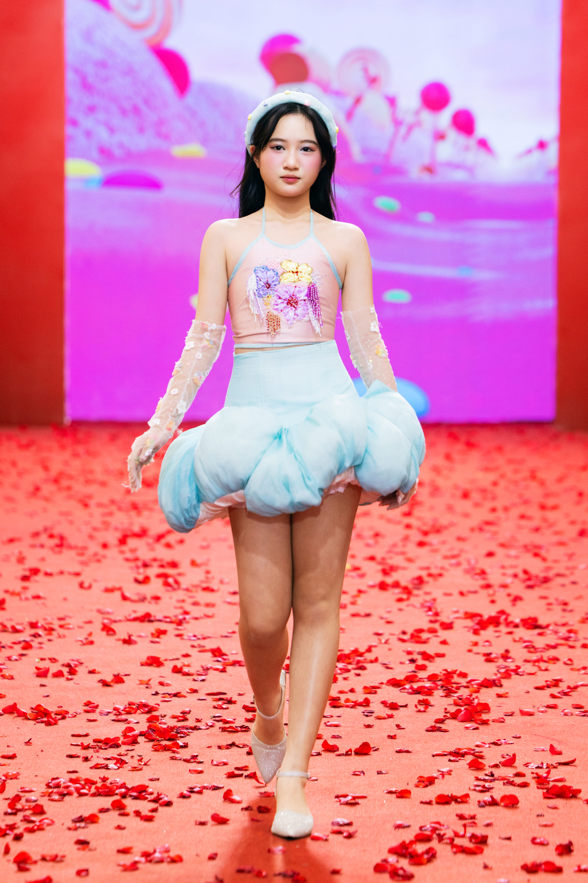 Con gái siêu mẫu Xuân Lan cùng dàn mẫu nhí đốn tim khán giả trong loạt thiết kế ngọt ngào “Holiday Pastel Dream” - ảnh 4