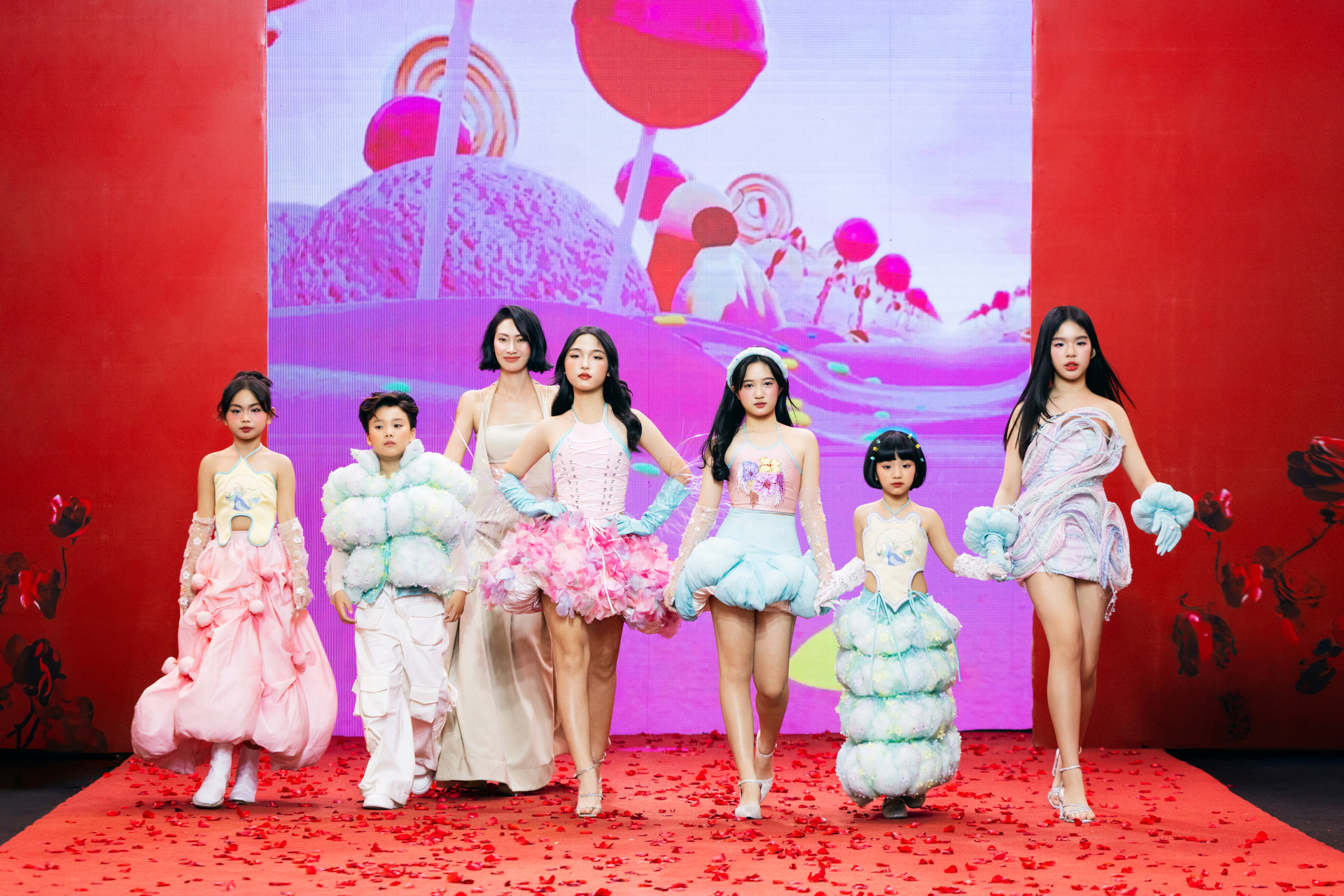 Con gái siêu mẫu Xuân Lan cùng dàn mẫu nhí đốn tim khán giả trong loạt thiết kế ngọt ngào “Holiday Pastel Dream” - ảnh 1