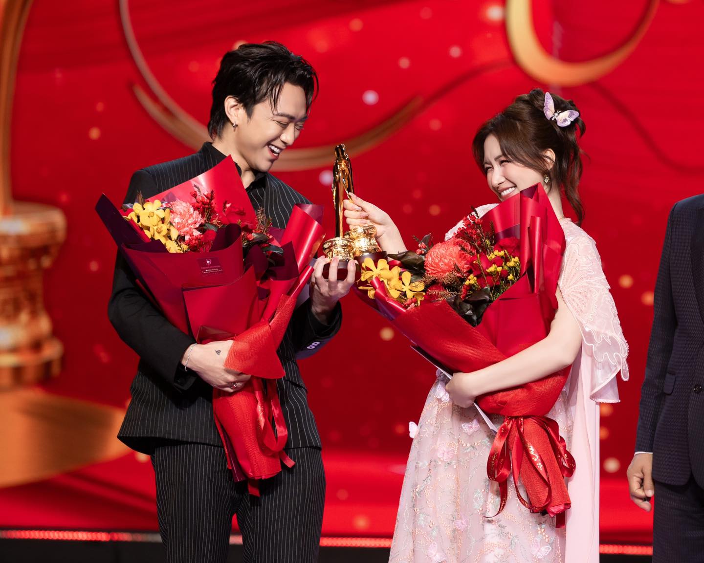 Hòa Minzy lên tiếng trước tranh cãi 'chiếm sóng' vì mời ba mẹ lên sân khấu ăn mừng giải Mai Vàng - ảnh 1