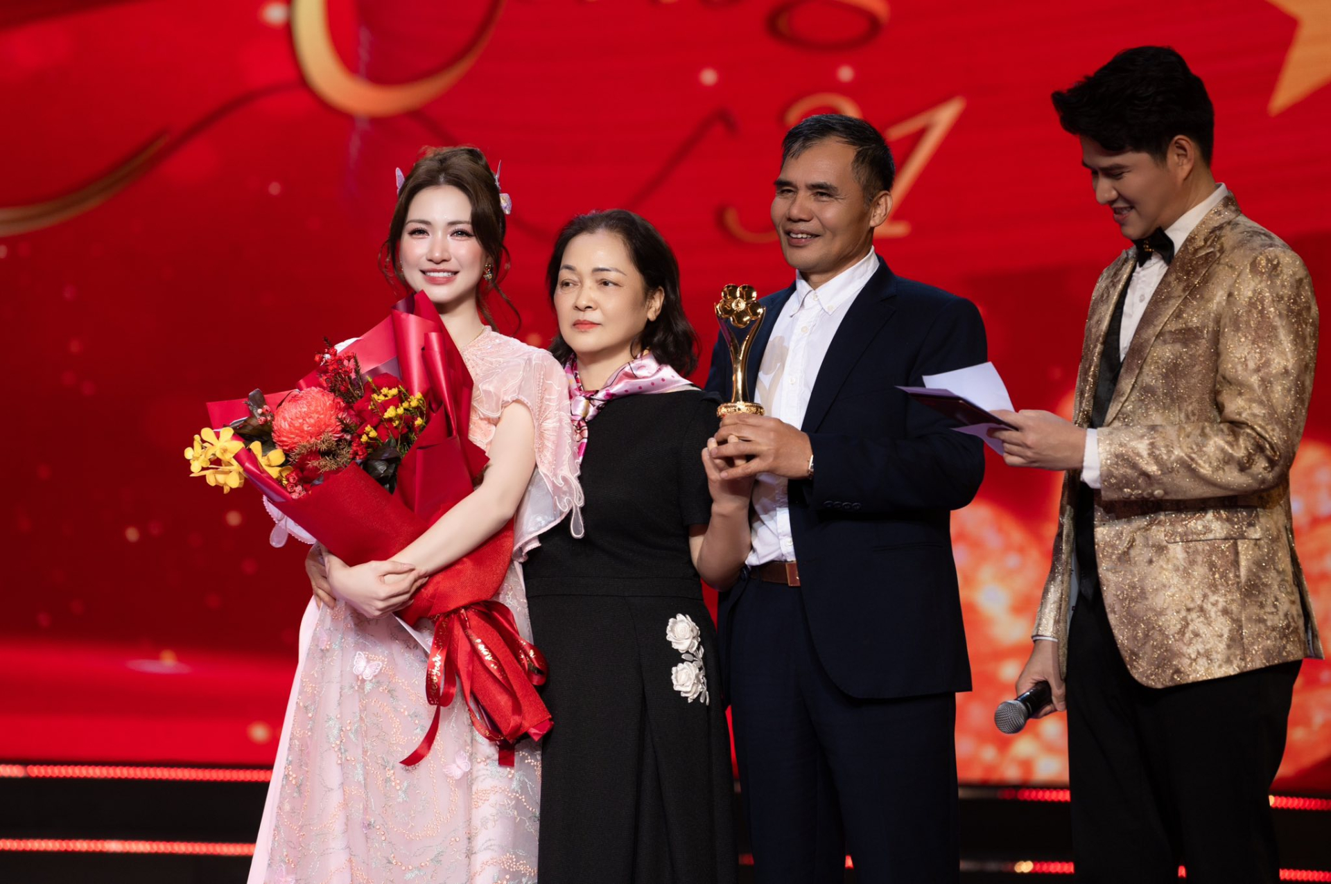 Hòa Minzy lên tiếng trước tranh cãi 'chiếm sóng' vì mời ba mẹ lên sân khấu ăn mừng giải Mai Vàng - ảnh 2