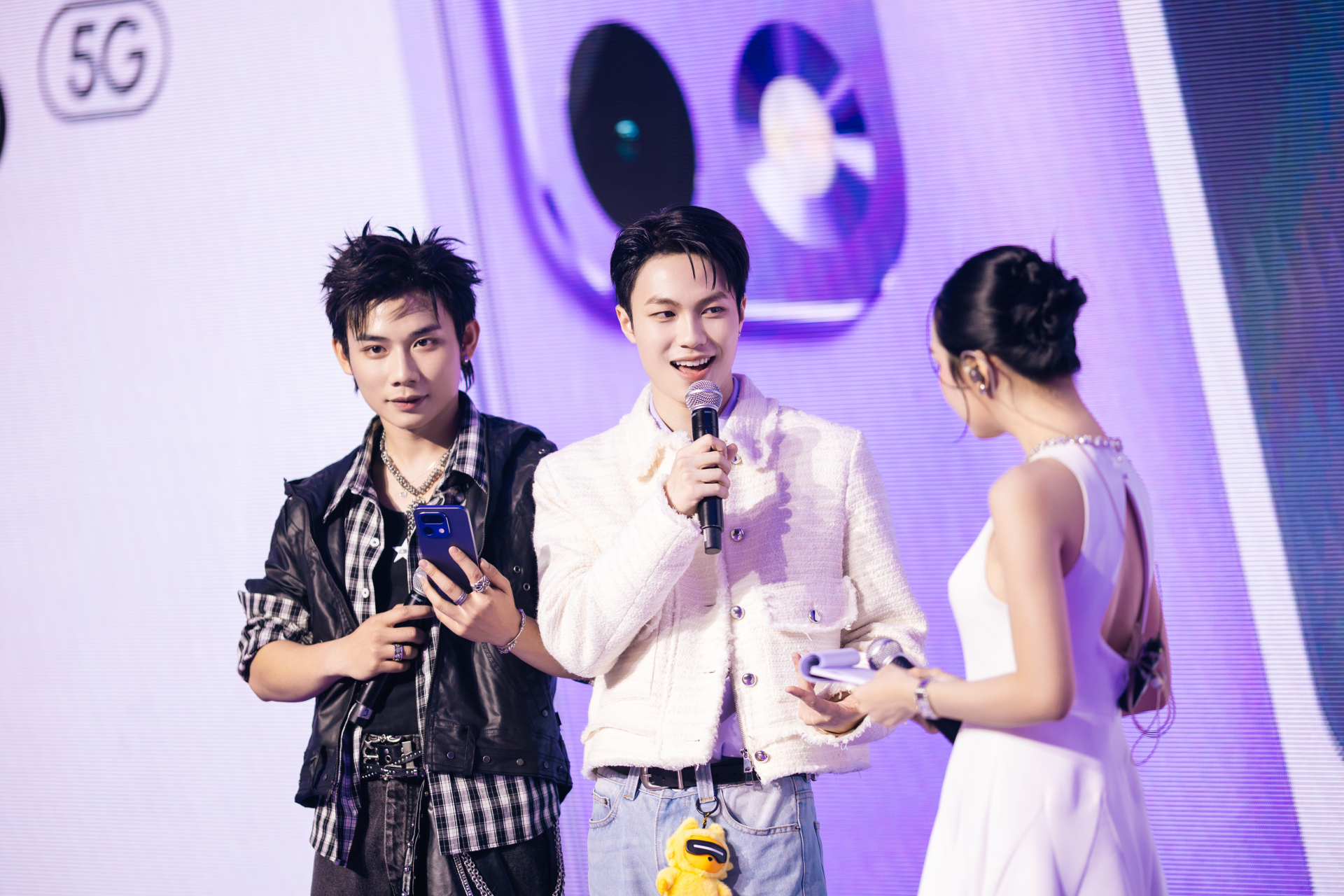 Nghệ sĩ solo SYE- SWAN nhận 'cơn mưa lời khen' khi hát live, hội ngô LAVM - ảnh 3