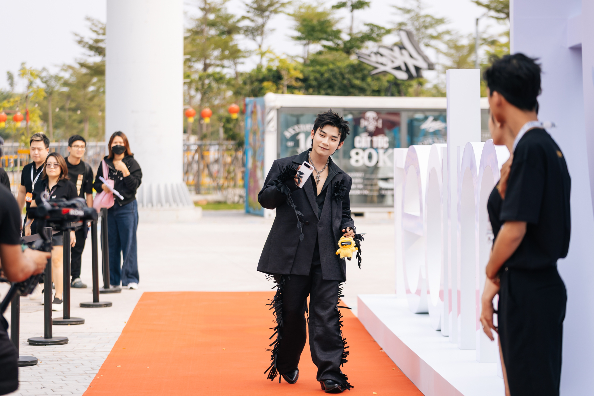 Nghệ sĩ solo SYE- SWAN nhận 'cơn mưa lời khen' khi hát live, hội ngô LAVM - ảnh 4