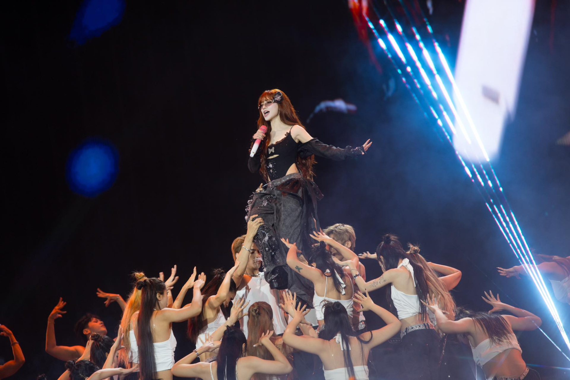 Hòa Minzy chấp nhận bù lỗ concert, gặp chấn thương khi mạo hiểm đu dây trên sân khấu - ảnh 5