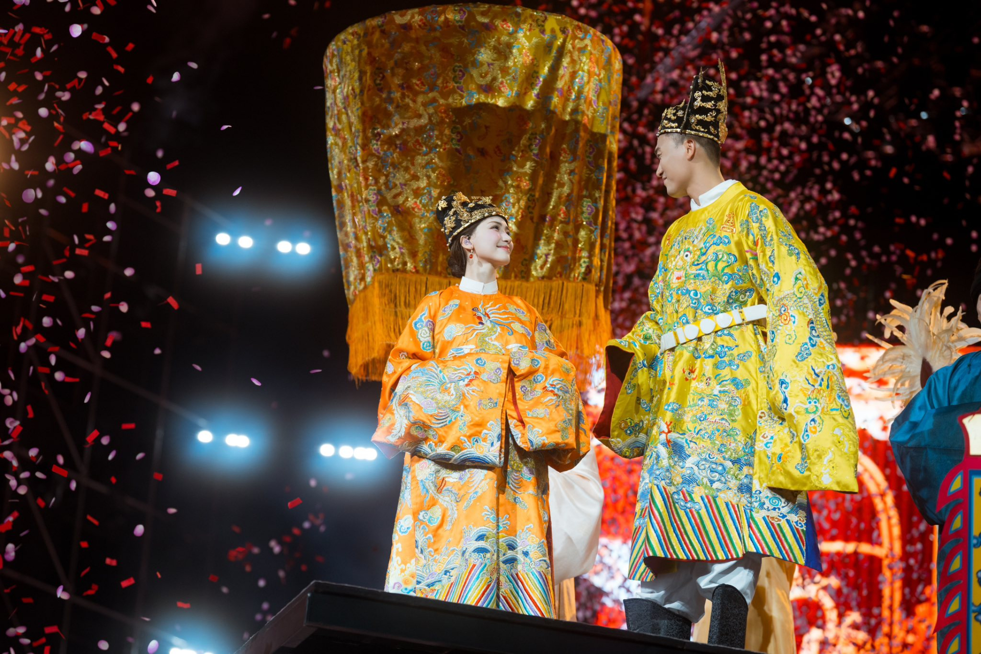 Hòa Minzy chấp nhận bù lỗ concert, gặp chấn thương khi mạo hiểm đu dây trên sân khấu - ảnh 2