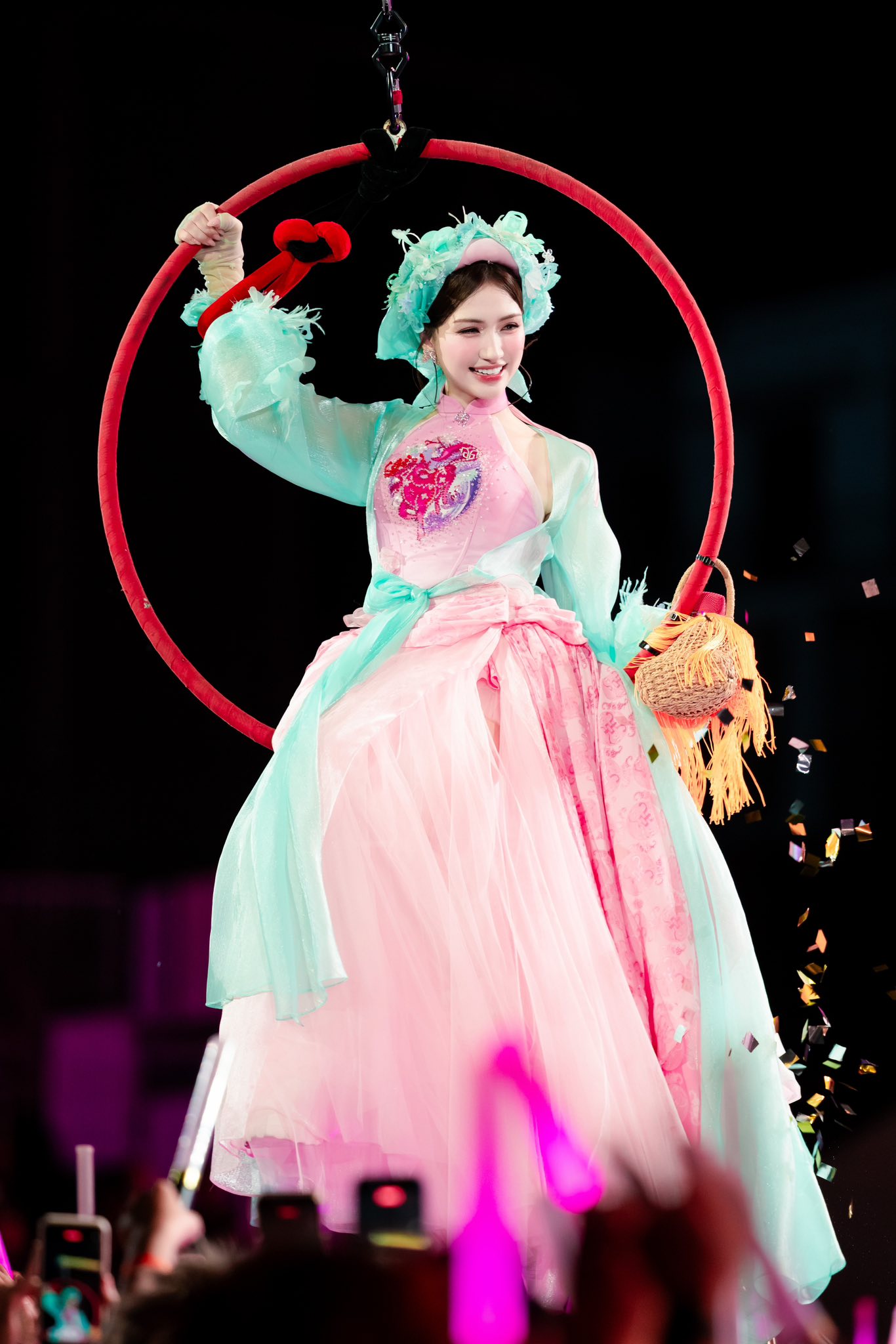  Những bản hit 'viral' như Thị Mầu, Kén cá chọn canh được nâng tầm tại fan concert. Hòa Minzy tiếp tục khiến khán giả thót tim với màn bập bênh trên cao