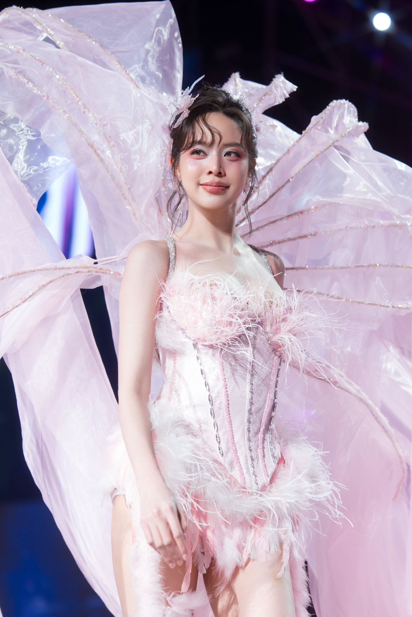 Hòa Minzy chấp nhận bù lỗ concert, gặp chấn thương khi mạo hiểm đu dây trên sân khấu - ảnh 7