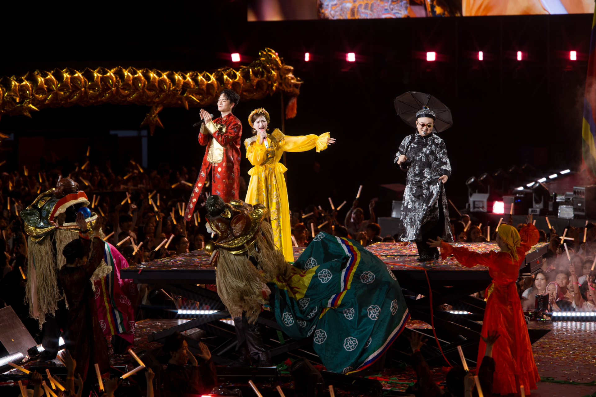 Hòa Minzy chấp nhận bù lỗ concert, gặp chấn thương khi mạo hiểm đu dây trên sân khấu - ảnh 4