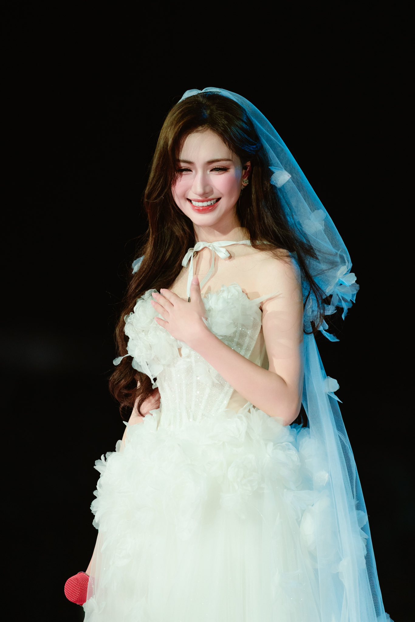 Hòa Minzy chấp nhận bù lỗ concert, gặp chấn thương khi mạo hiểm đu dây trên sân khấu - ảnh 8