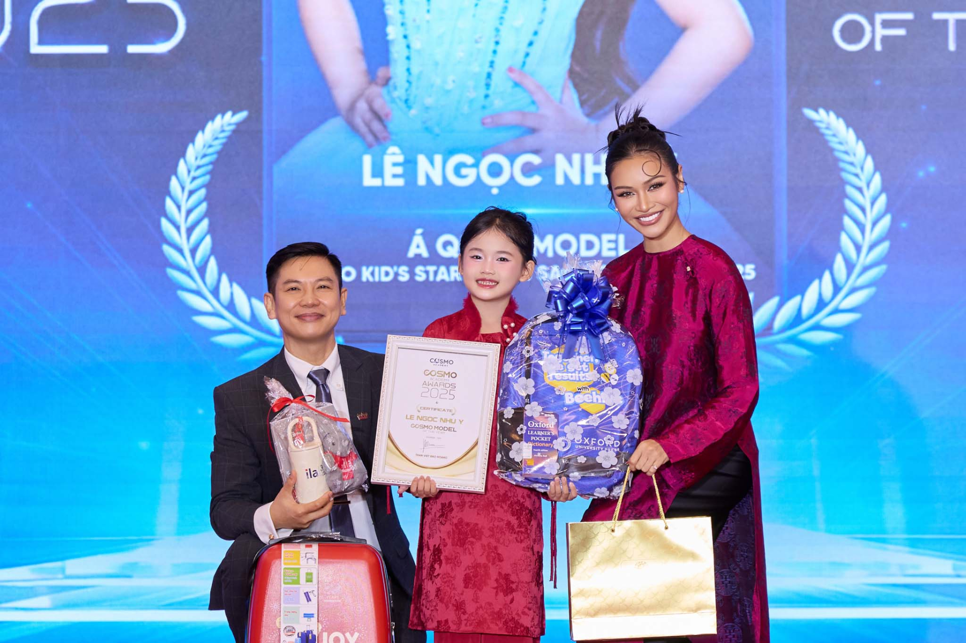 Á hậu Mook Karnruethai Tassabut, Nguyễn Hoàng Phương Linh - Miss Cosmo Việt Nam trao bằng cho các tài năng nhí - ảnh 3