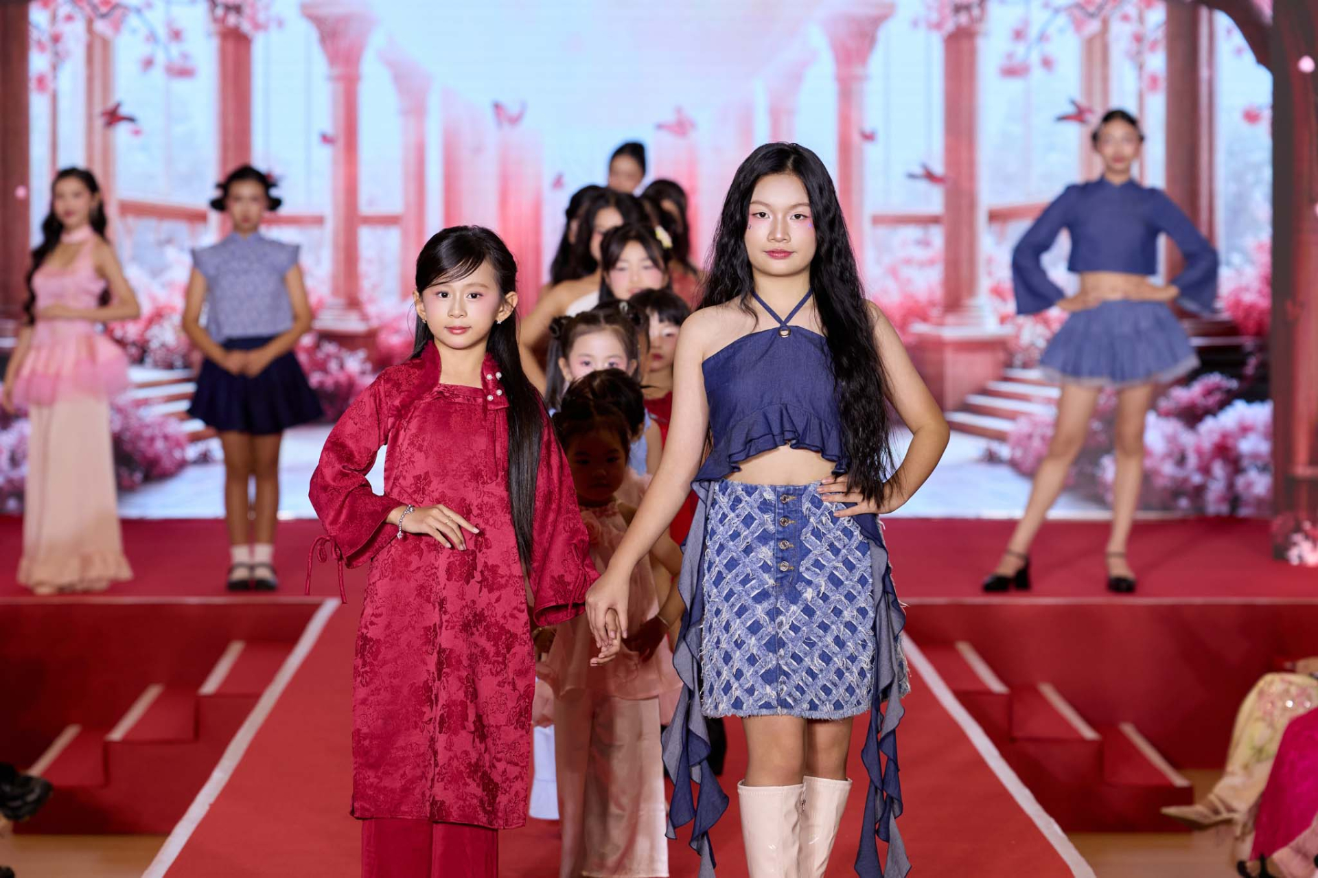 Á hậu Mook Karnruethai Tassabut, Nguyễn Hoàng Phương Linh - Miss Cosmo Việt Nam trao bằng cho các tài năng nhí - ảnh 2