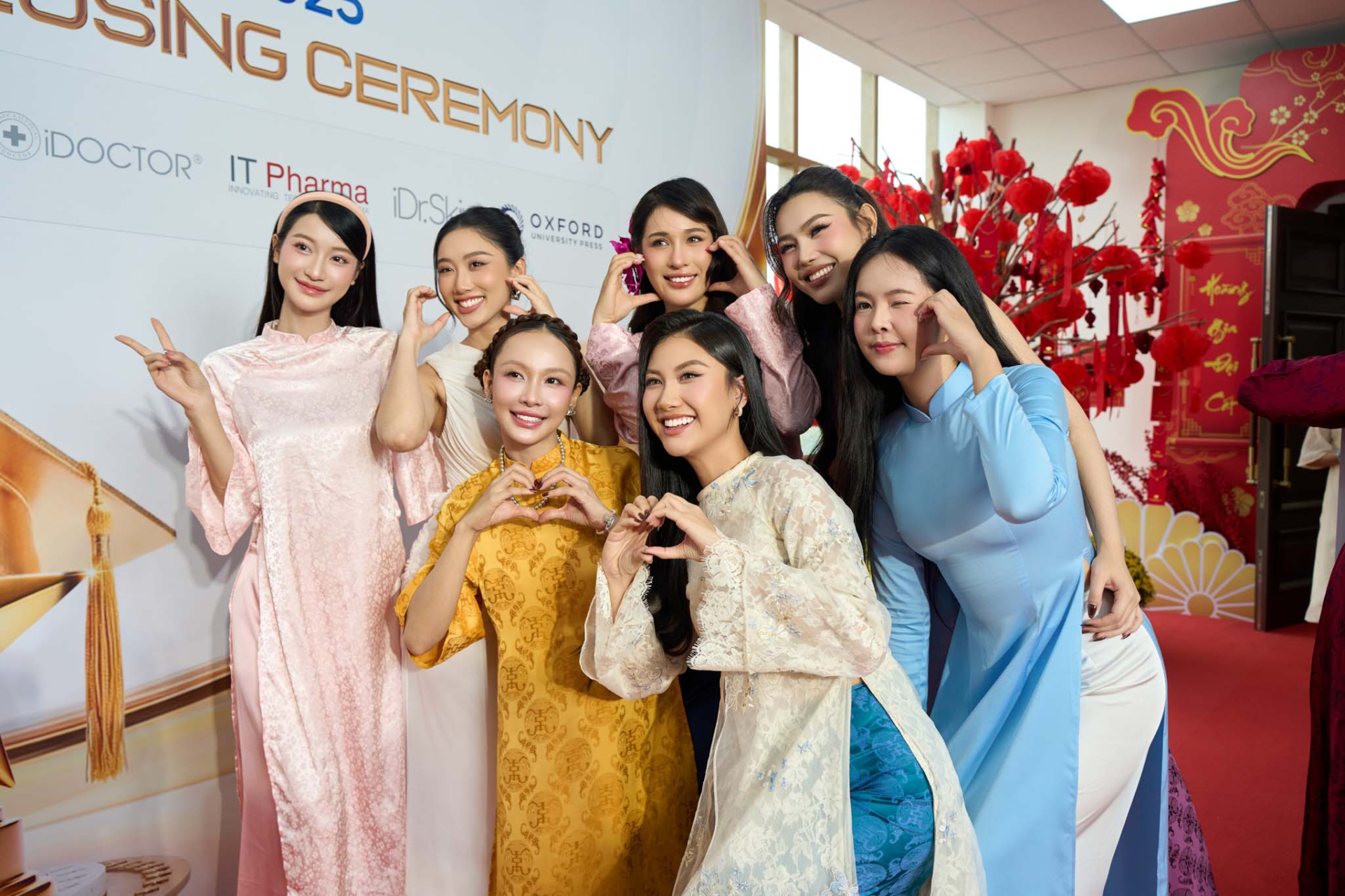 Á hậu Mook Karnruethai Tassabut, Nguyễn Hoàng Phương Linh - Miss Cosmo Việt Nam trao bằng cho các tài năng nhí - ảnh 1