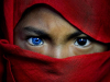 Một bộ lạc ở Châu Á sở hữu đôi mắt màu xanh như người phương Tây, có người mỗi mắt một màu khác nhau