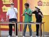 Diễn viên Kiều Minh Tuấn và ca sĩ Hòa Minzy góp sức mang về giải thưởng 95 triệu cho trẻ em mồ côi