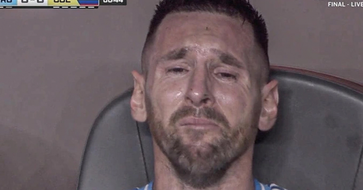 Hình ảnh Messi khóc nức nở rời sân trong trận chung kết Copa America ...