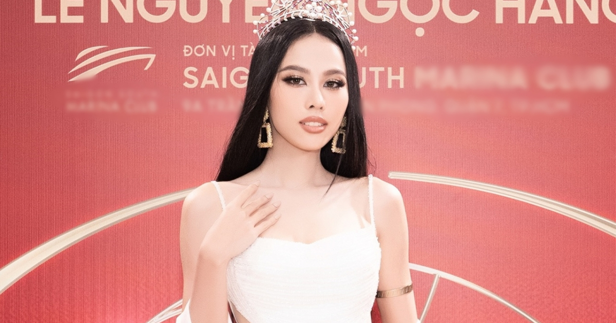 ngoc-hang-duoc-trao-sash-miss-intercontinental-vietnam-dan-hoa-a-hau-hoi-ngo-chuc-mung