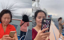 Đoàn du khách thả dáng với kiểu tóc độc lạ trên du thuyền, hóa ra lại là điềm báo