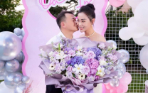 Phương Oanh công khai hôn Shark Bình, cùng đón sinh nhật tuổi 33 hậu xoá hình chụp chung
